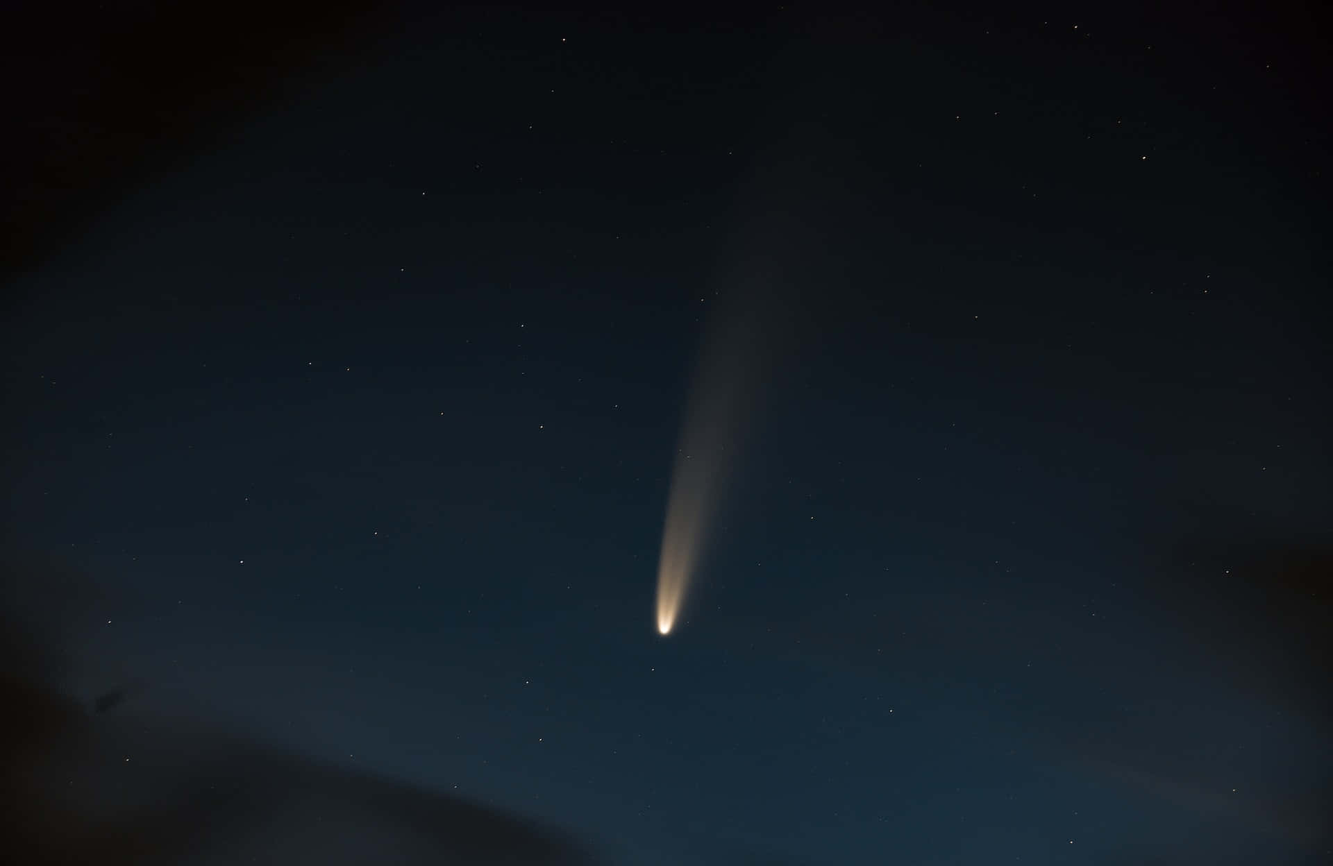 comet 桌布 壁紙 — 一顆明亮的彗星劃過繁星點點的夜空，帶有發光的尾巴和黑暗的宇宙背景。