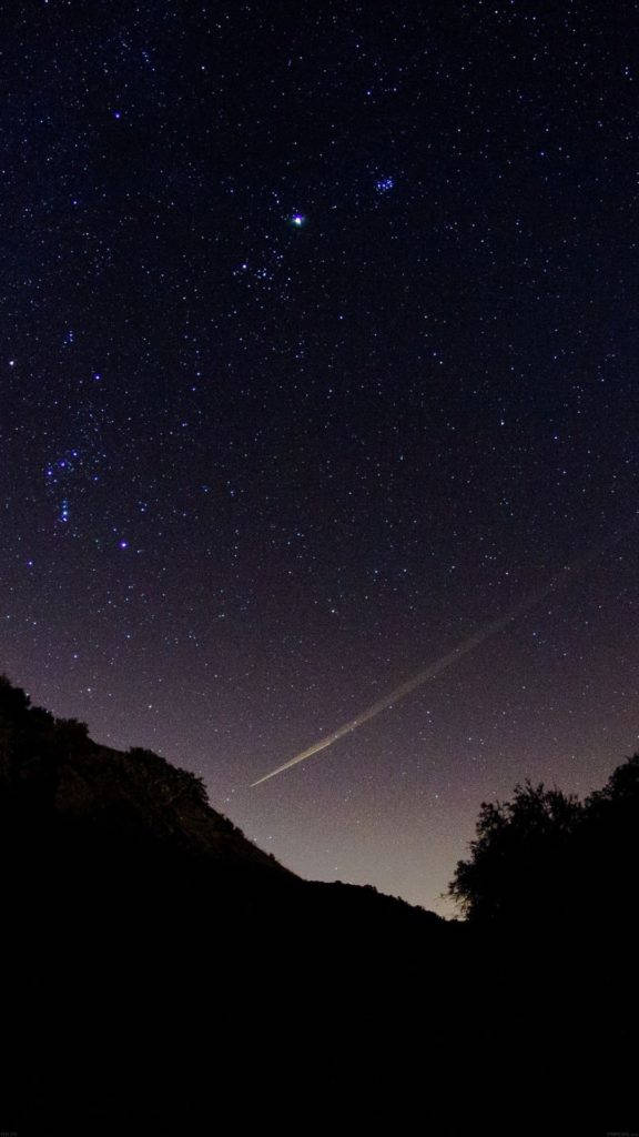 Beautiful Night 桌布 壁紙 — 一顆明亮的流星劃過繁星點點的夜空，下方是黑暗的山丘和樹木剪影。