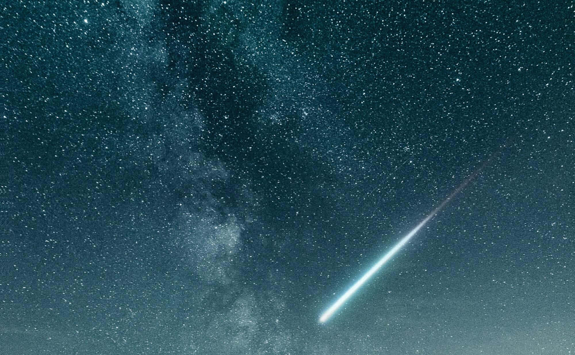 meteor 桌布 壁紙 — 一顆明亮的流星劃過繁星點點的夜空，銀河在深青色和靛藍色中閃耀。