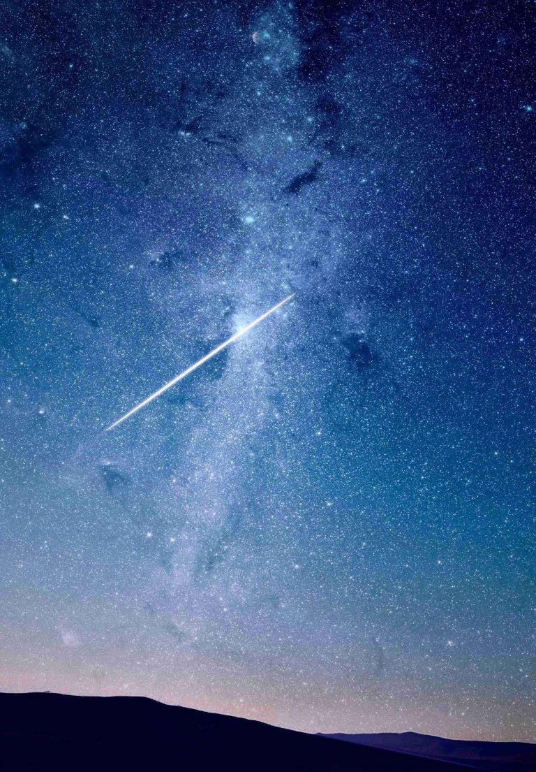 Stars 桌布 壁紙 — 一顆明亮的流星劃過黑暗沙漠地平線之上的星空夜空。
