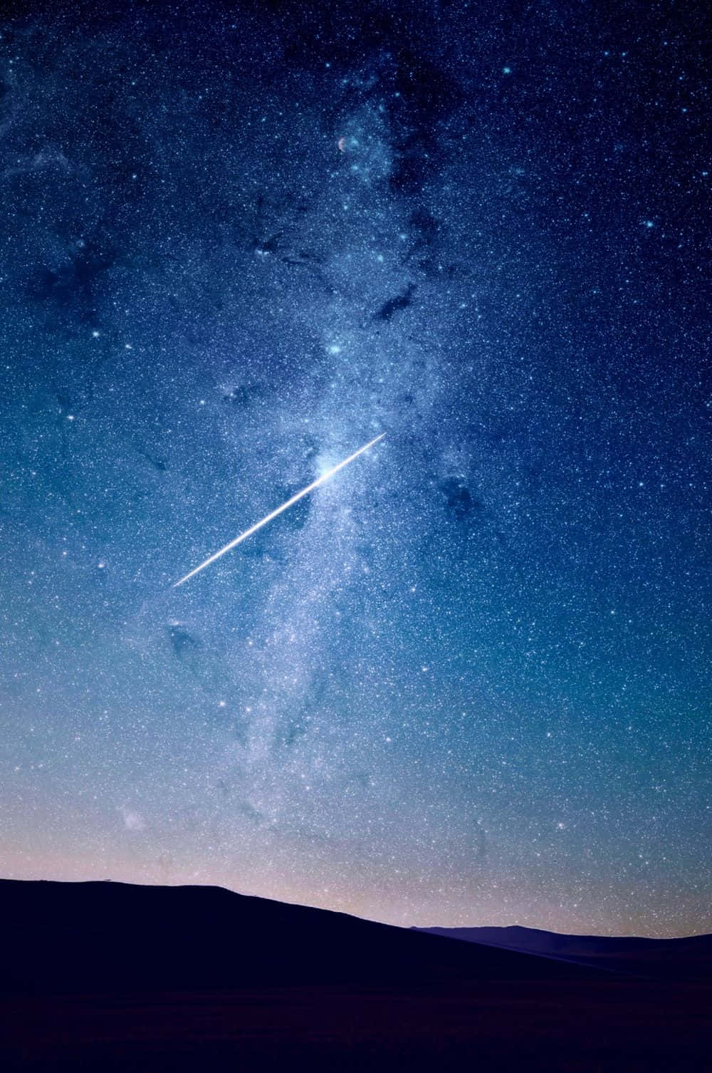 meteor 桌布 壁紙 — 一顆明亮的流星在銀河系下劃過黑暗沙漠沙丘上方的星空夜空。