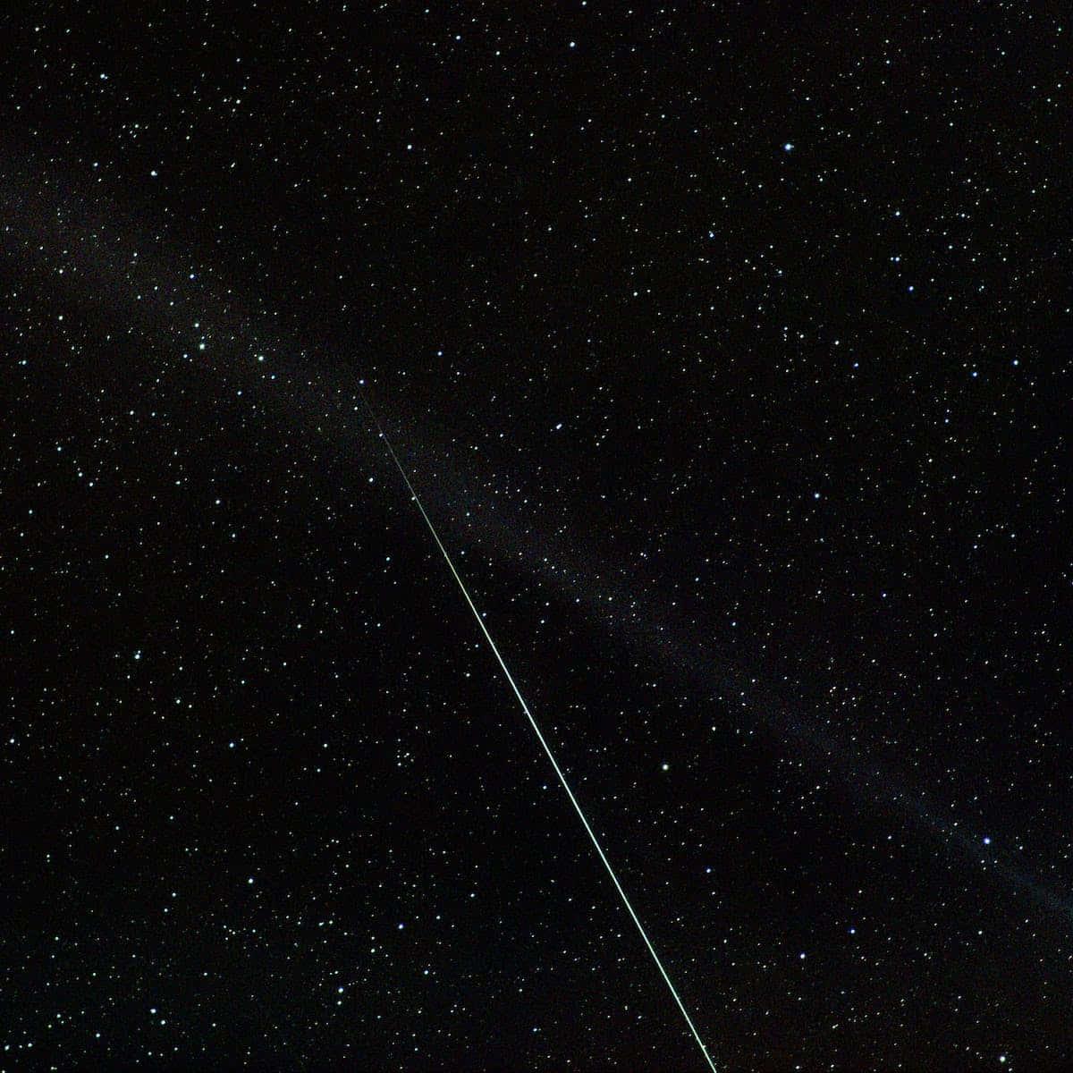 meteor 桌布 壁紙 — 一顆明亮的流星斜斜劃過滿天星斗的夜空，背景中隱約有星雲發光。