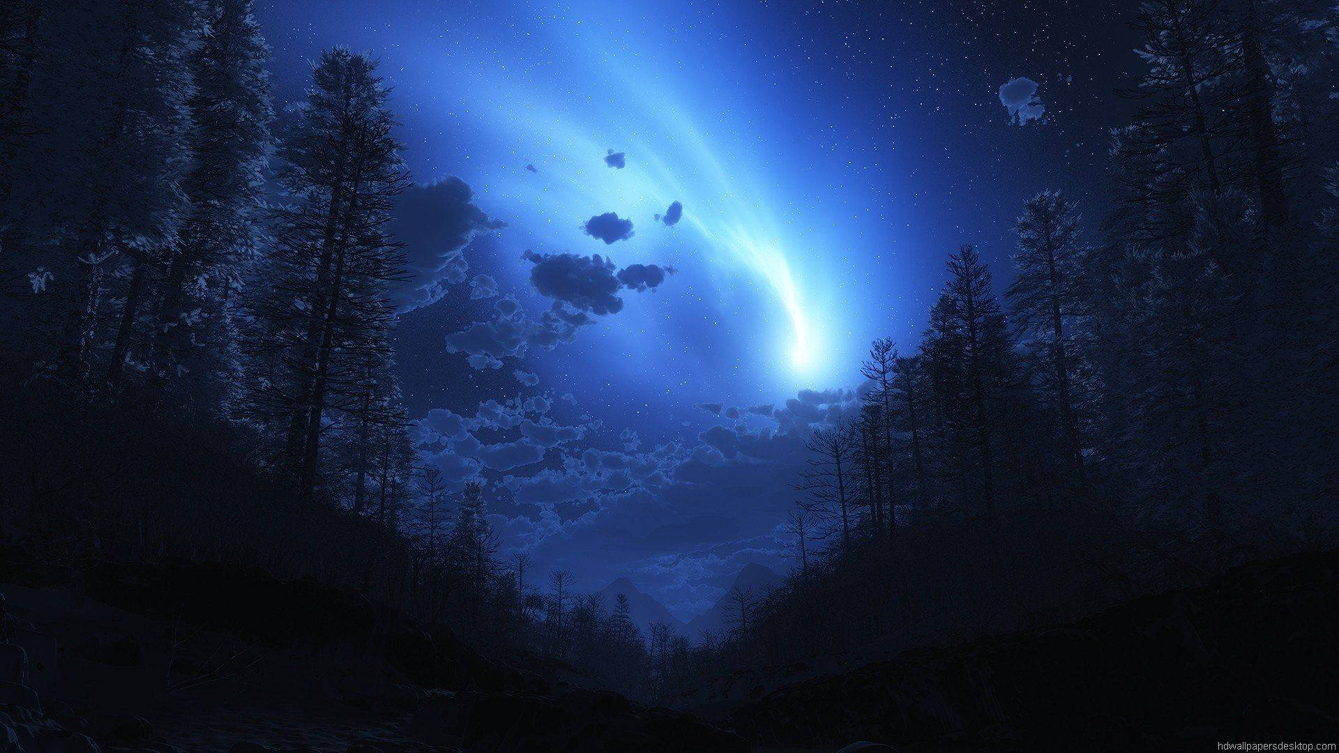 夜空 桌布 壁紙 — 一顆明亮的藍色彗星劃過星夜天空，下方是覆蓋著白雪的松樹林。