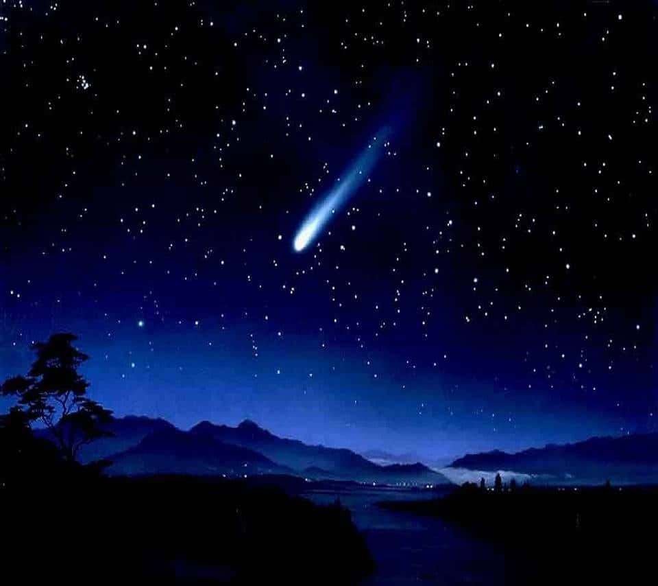 山景 桌布 壁紙 — 一顆明亮的藍色彗星劃過星空夜空，下方是剪影般的山脈和黑暗的山谷。