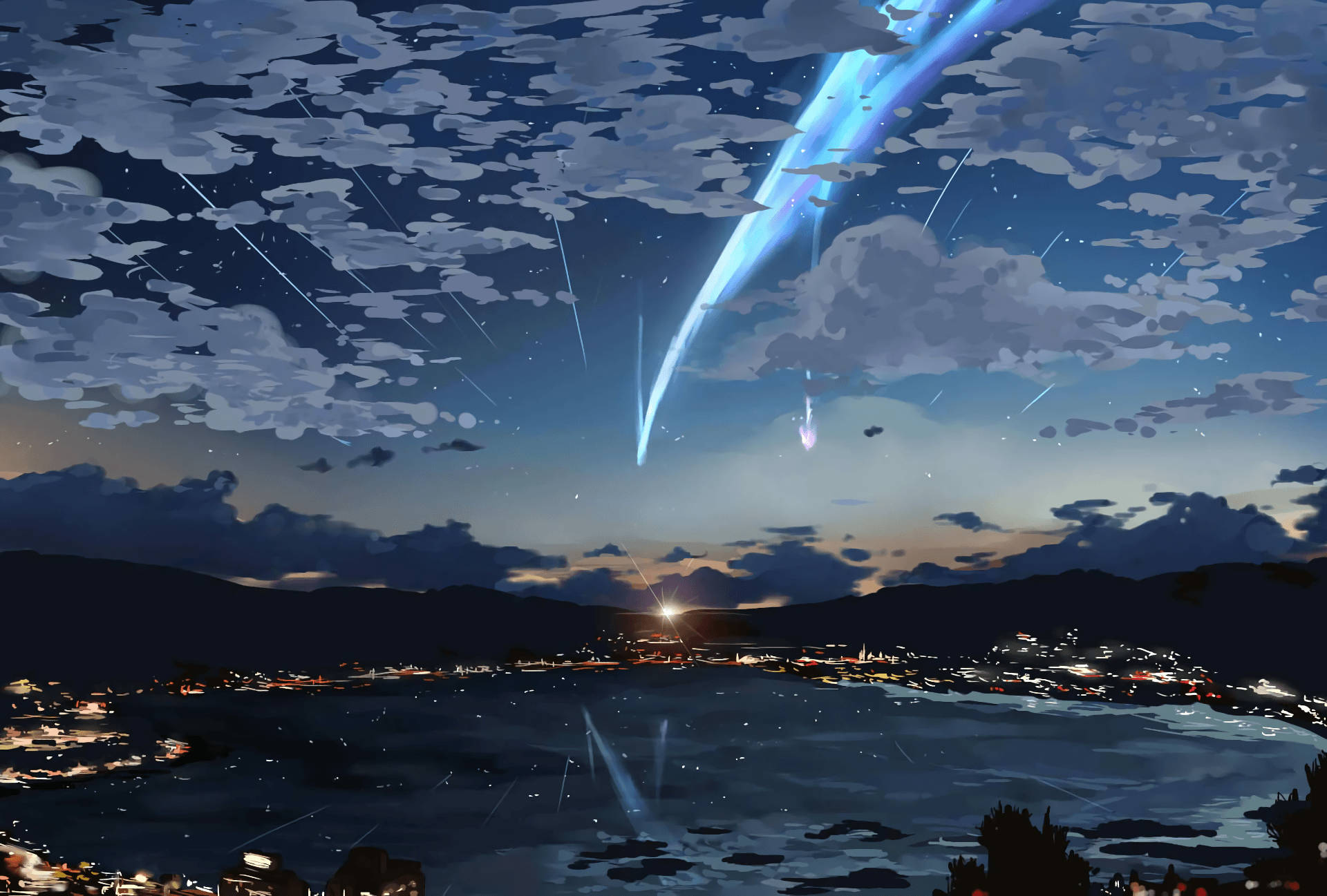 你的名字 桌布 壁紙 — 一顆明亮的藍色彗星劃過繁星點點的暮色天空，下方是坐落在山與水之間的沿海小鎮。
