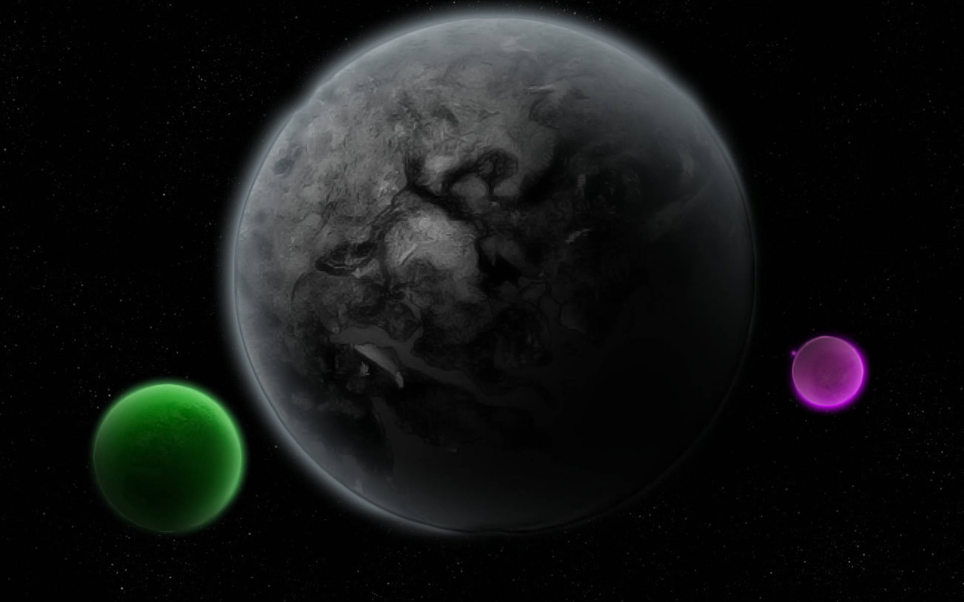 Black Planet 桌布 壁紙 — 一顆暗色紋理行星主宰著星空虛空，兩側是發光的綠色和紫色月亮。