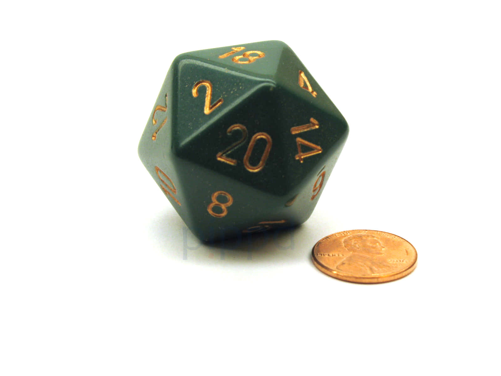 D20 桌布 壁紙 — 一顆深綠色二十面骰子，帶有金色數字，旁邊放著一枚銅便士，置於純白表面上。