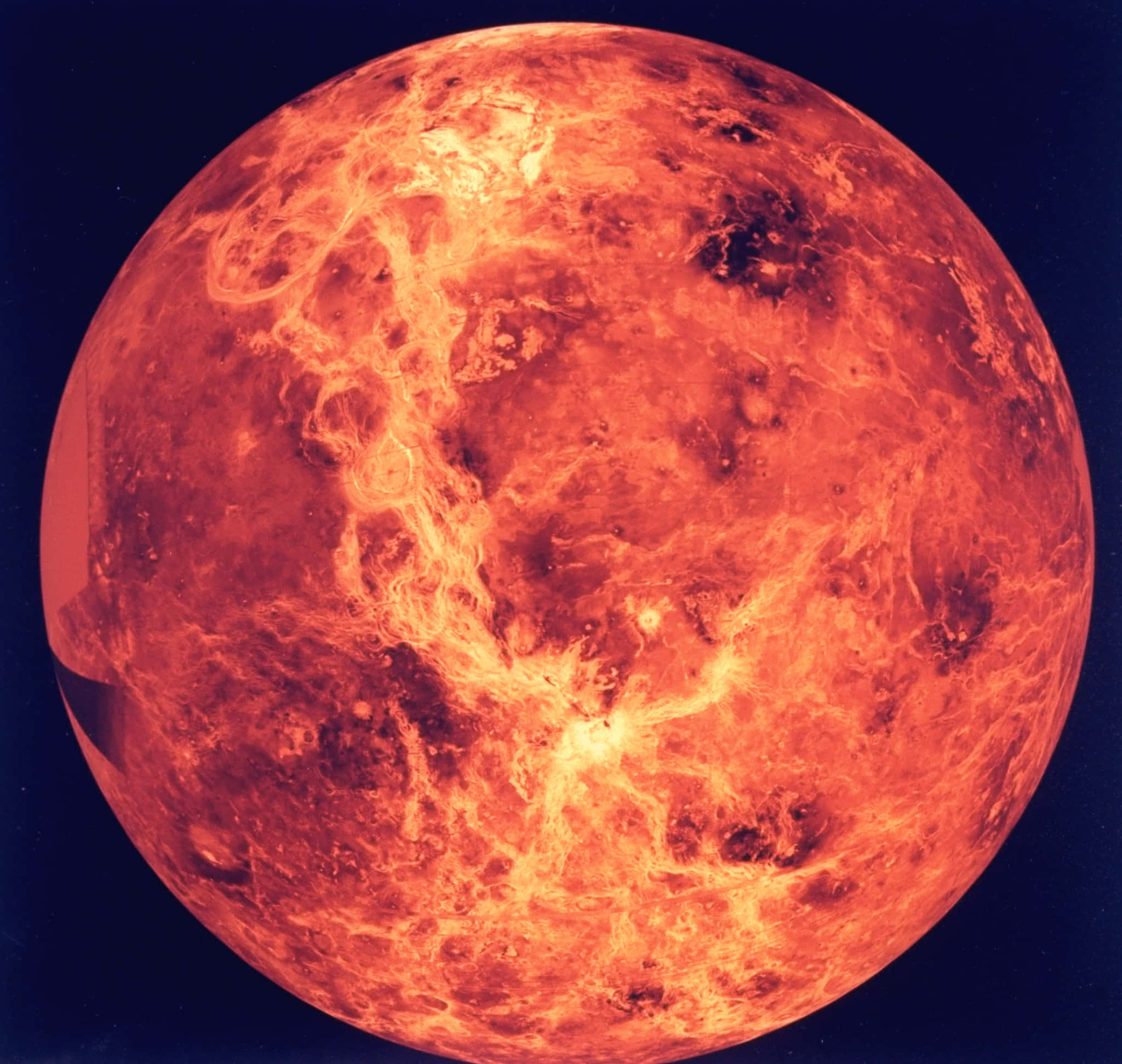 Venus 桌布 壁紙 — 一顆火紅色的行星，帶有旋轉的橙色雲層和深色斑點，背景是深邃的黑色虛空。