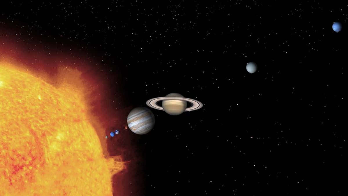 太陽系 桌布 壁紙 — 一顆熾熱的太陽主宰左方，而土星和木星在宇宙虛空中遙遠的星辰間寧靜漂浮。