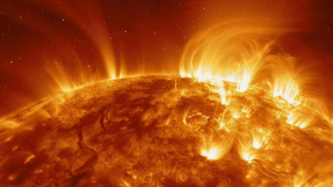 太陽 桌布 壁紙 — 一顆熾熱的太陽在繁星點點的宇宙背景下噴發出耀眼的太陽耀斑和日冕環。