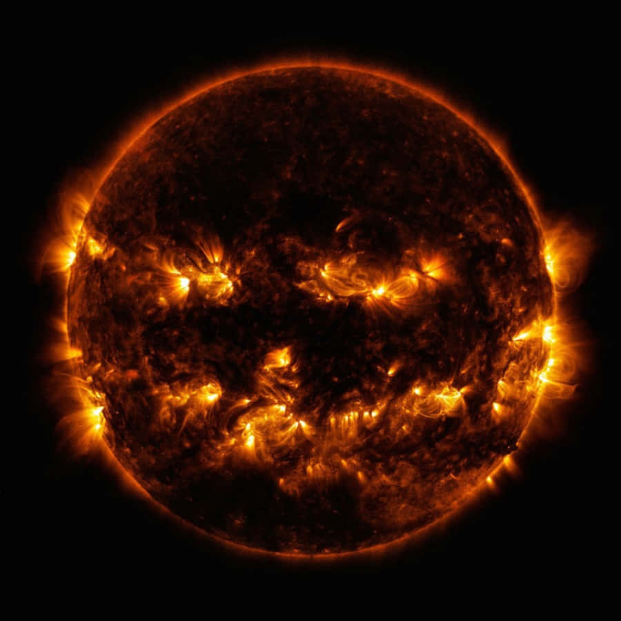 Scary Space 桌布 壁紙 — 一顆熾熱的太陽在黑色虛空中爆發著發光的橙色耀斑，展現出動盪的太陽活動。