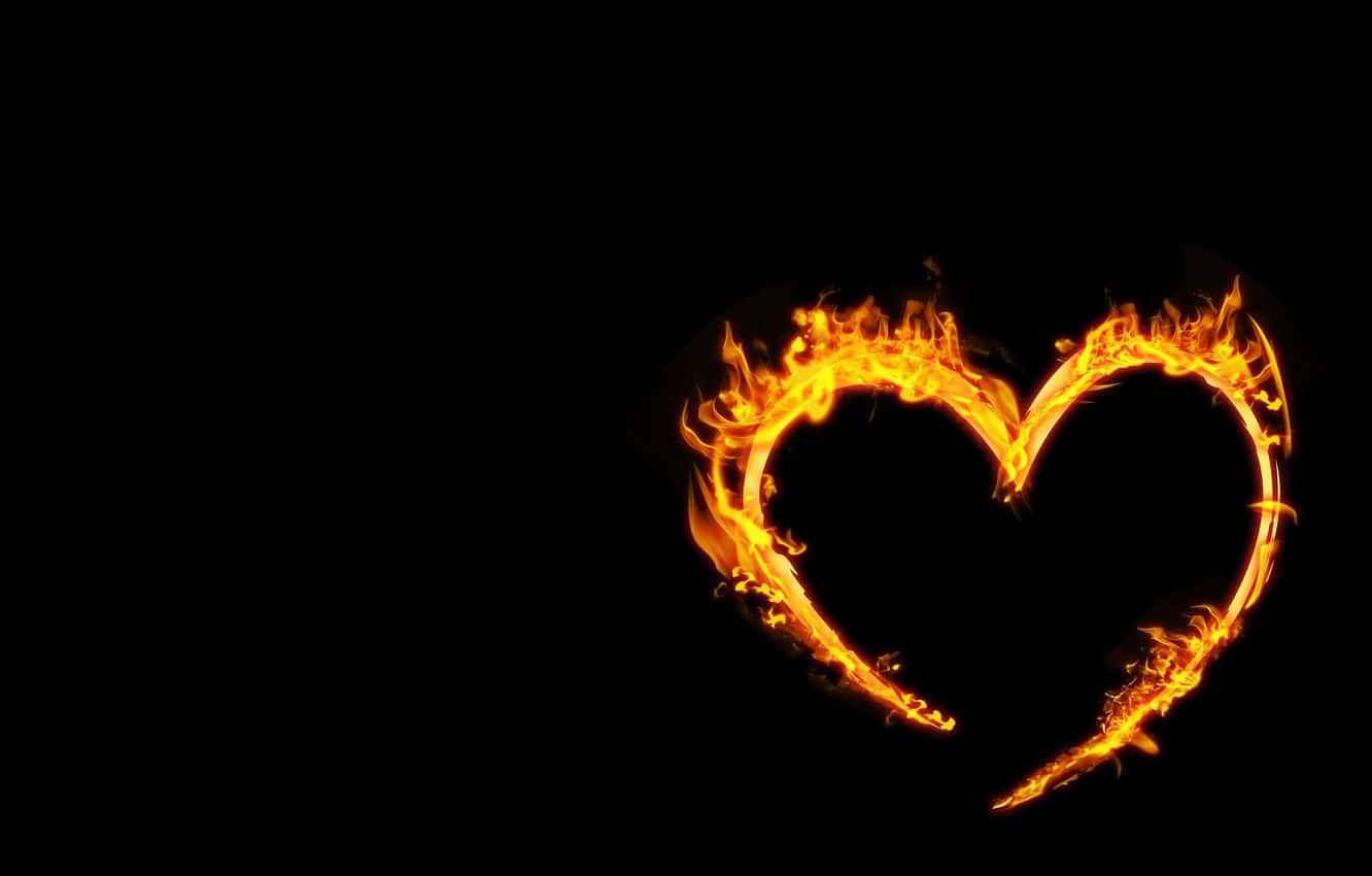 Flames 桌布 壁紙 — 一顆熾熱的心形火焰在純黑色背景上生動地燃燒，散發出強烈的橙色和黃色色調。