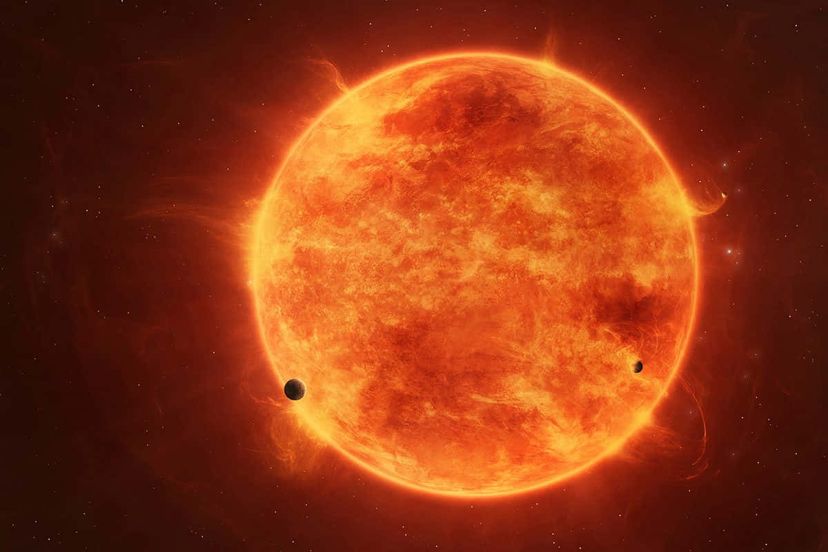 Red Giant 桌布 壁紙 — 一顆熾熱的橙紅色恆星主宰著宇宙場景，兩顆小行星圍繞其發光的表面運行，背景是佈滿星點的黑暗虛空。