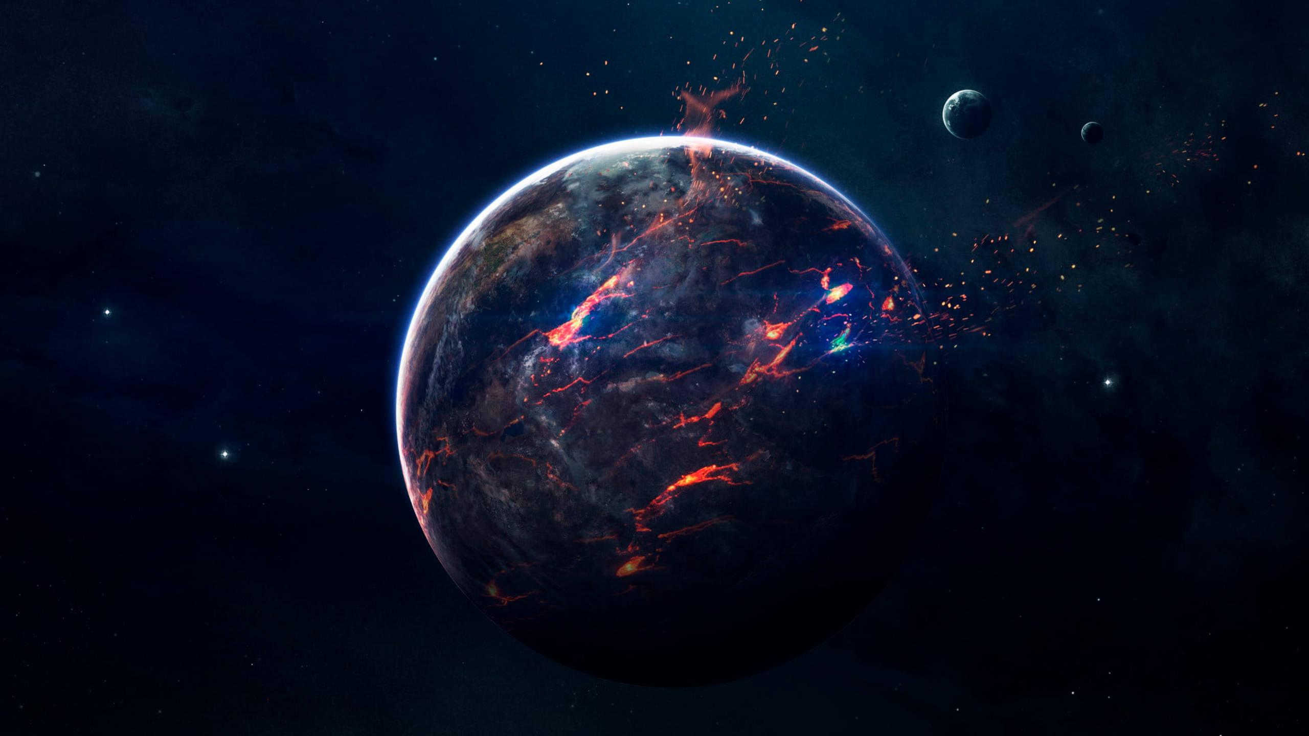 外太空 桌布 壁紙 — 一顆熾熱的行星，帶有發光的熔岩河流，在太空中噴發，周圍環繞著遙遠的衛星和恆星。