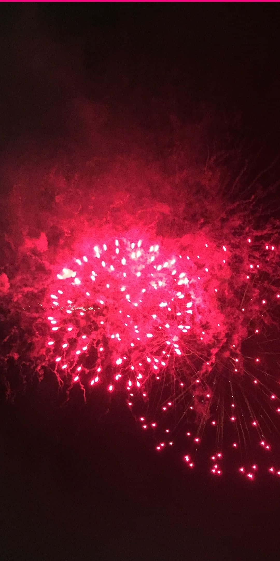 Fireworks 桌布 壁紙 — 一顆燦爛的紅色煙火在夜空中爆炸，在黑暗背景下留下發光的餘燼痕跡。