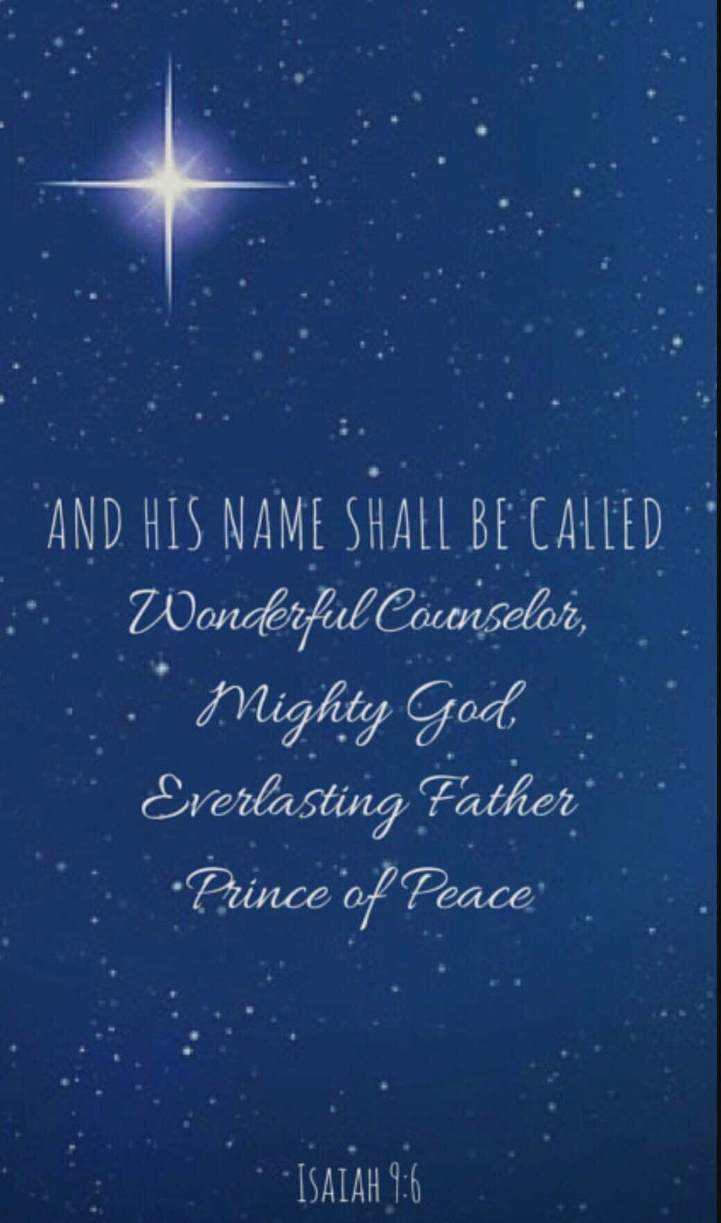 Christmas Scripture 桌布 壁紙 — 一顆璀璨的星星在深藍色的星空下閃耀，並附有引用以賽亞書9:6的白色手寫文字。