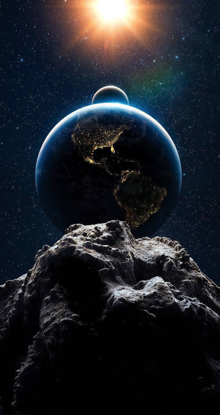太陽與月亮 桌布 壁紙 — 一顆發光的地球，城市燈光點綴其上，坐落於崎嶇的小行星上，下方是璀璨的太陽，背景是繁星點點的宇宙虛空。