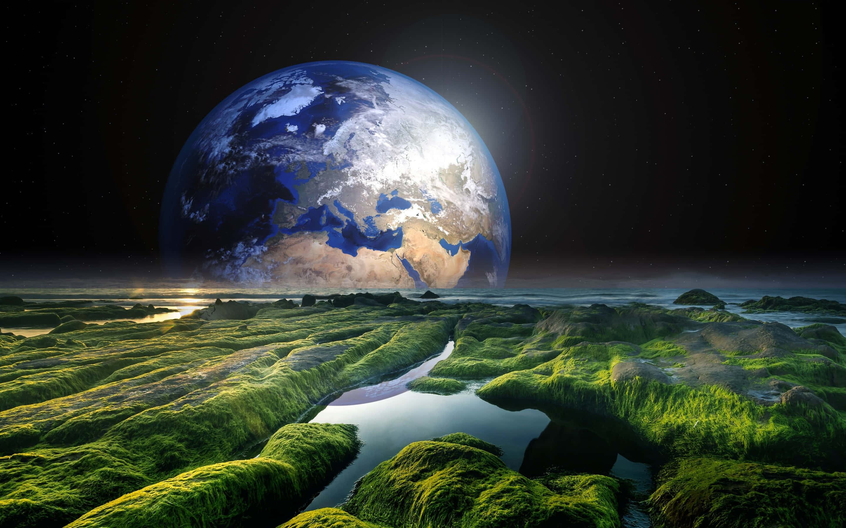 地球 桌布 壁紙 — 一顆發光的地球懸掛在充滿活力的綠色苔蘚景觀之上，蜿蜒的河流在星空下流淌。
