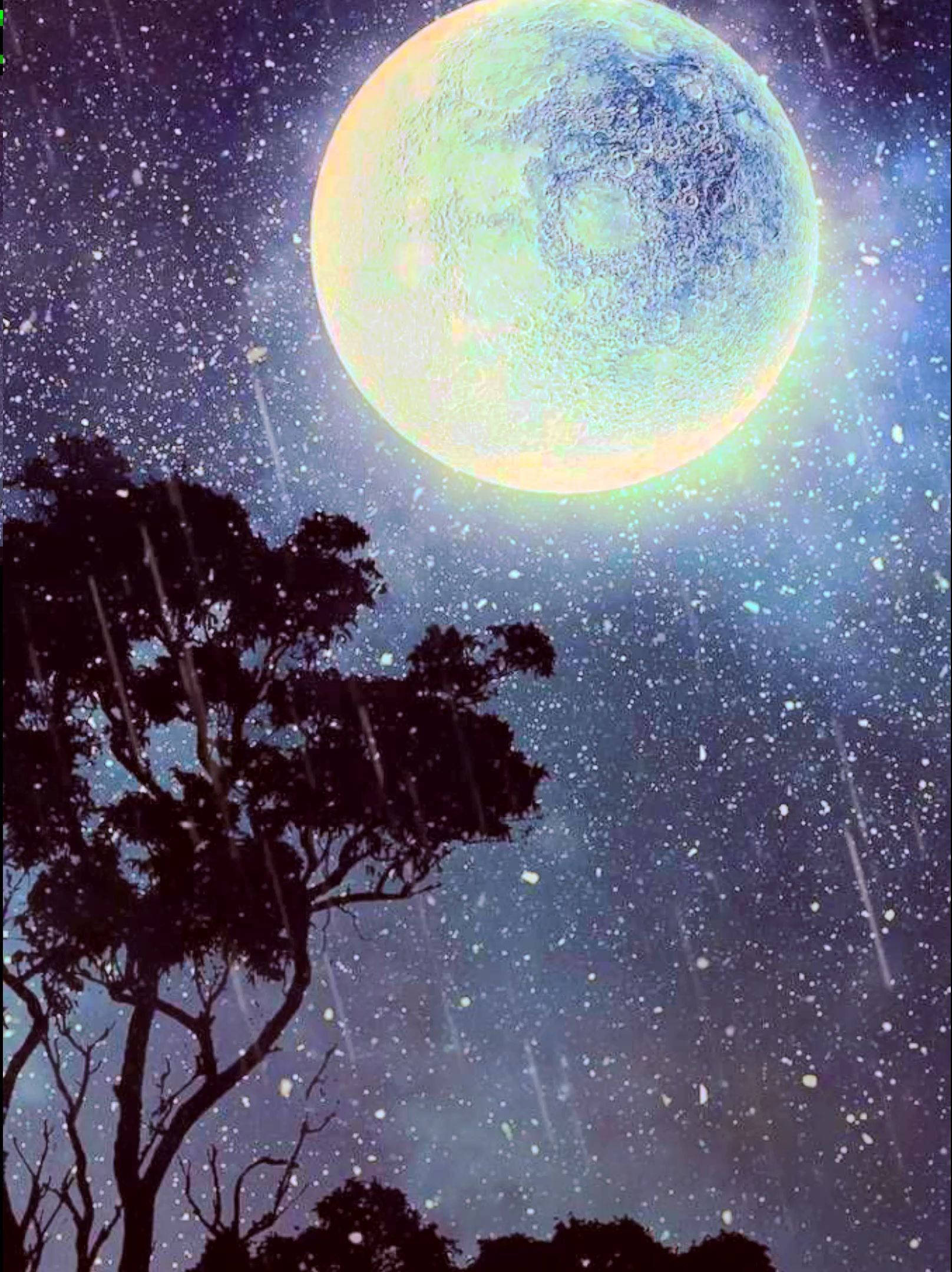 銀河月亮 桌布 壁紙 — 一顆發光的外星月亮懸掛在剪影樹上，下方是繁星點點的宇宙天空，有粒子落下。