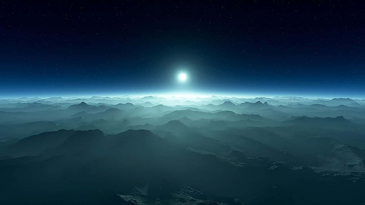 Horizon 桌布 壁紙 — 一顆發光的天體在繁星點點的夜空下，從無盡的山脈中升起。