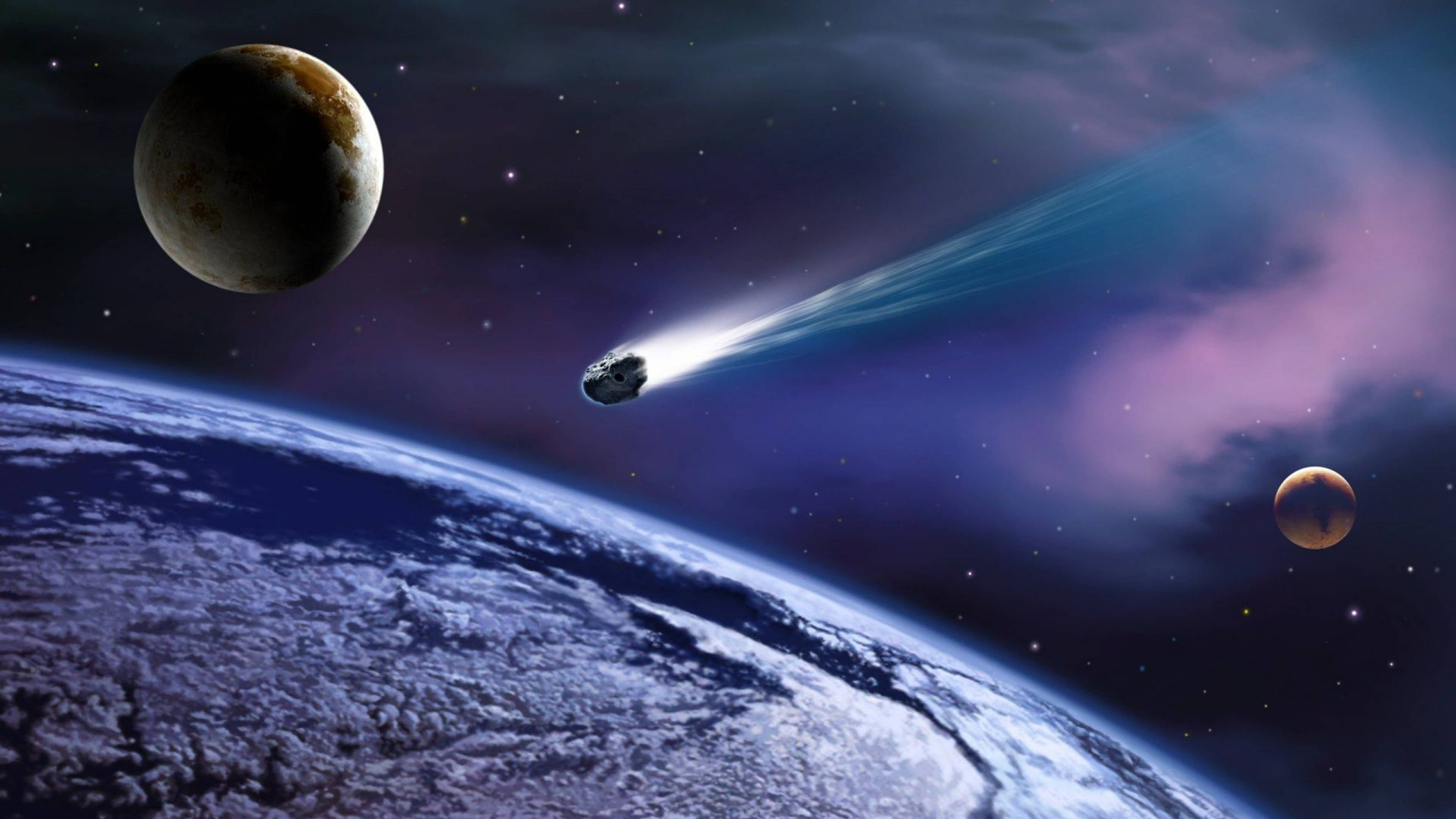 4K 太空 桌布 壁紙 — 一顆發光的彗星掠過地球，伴隨兩個月亮，在充滿星星和星雲的宇宙夜空中。