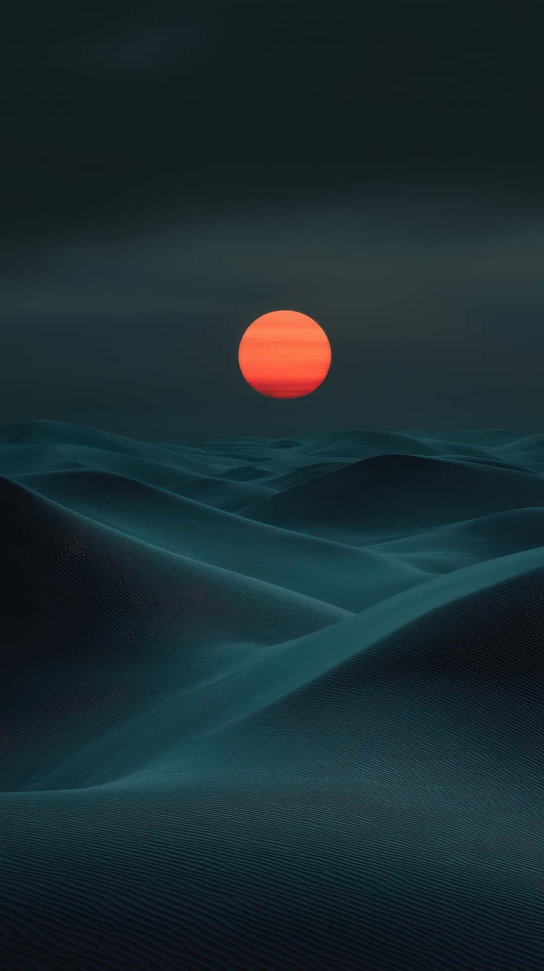 Serene Dark Desert Landscape with Rippling Sand Dunes Under Sun 壁紙 — 一顆發光的橙色太陽低垂在起伏的藍綠色沙丘之上，天空陰暗沉悶。