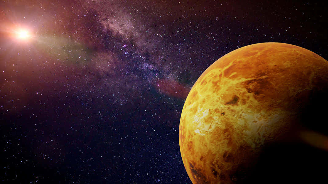 Venus 桌布 壁紙 — 一顆發光的橙色行星主導著星空宇宙場景，背景有明亮的太陽和紫色星系。