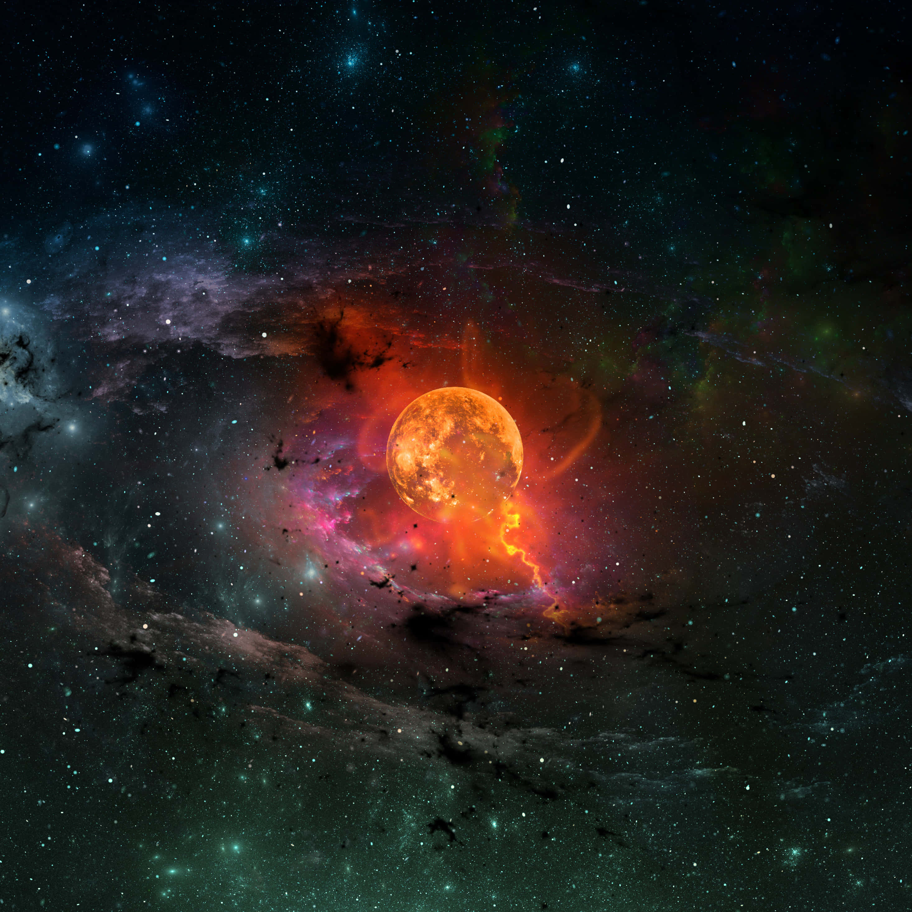桌布 壁紙 — 一顆發光的橙色行星從熾熱星雲中浮現，周圍環繞著旋轉的宇宙雲和遙遠的星星。