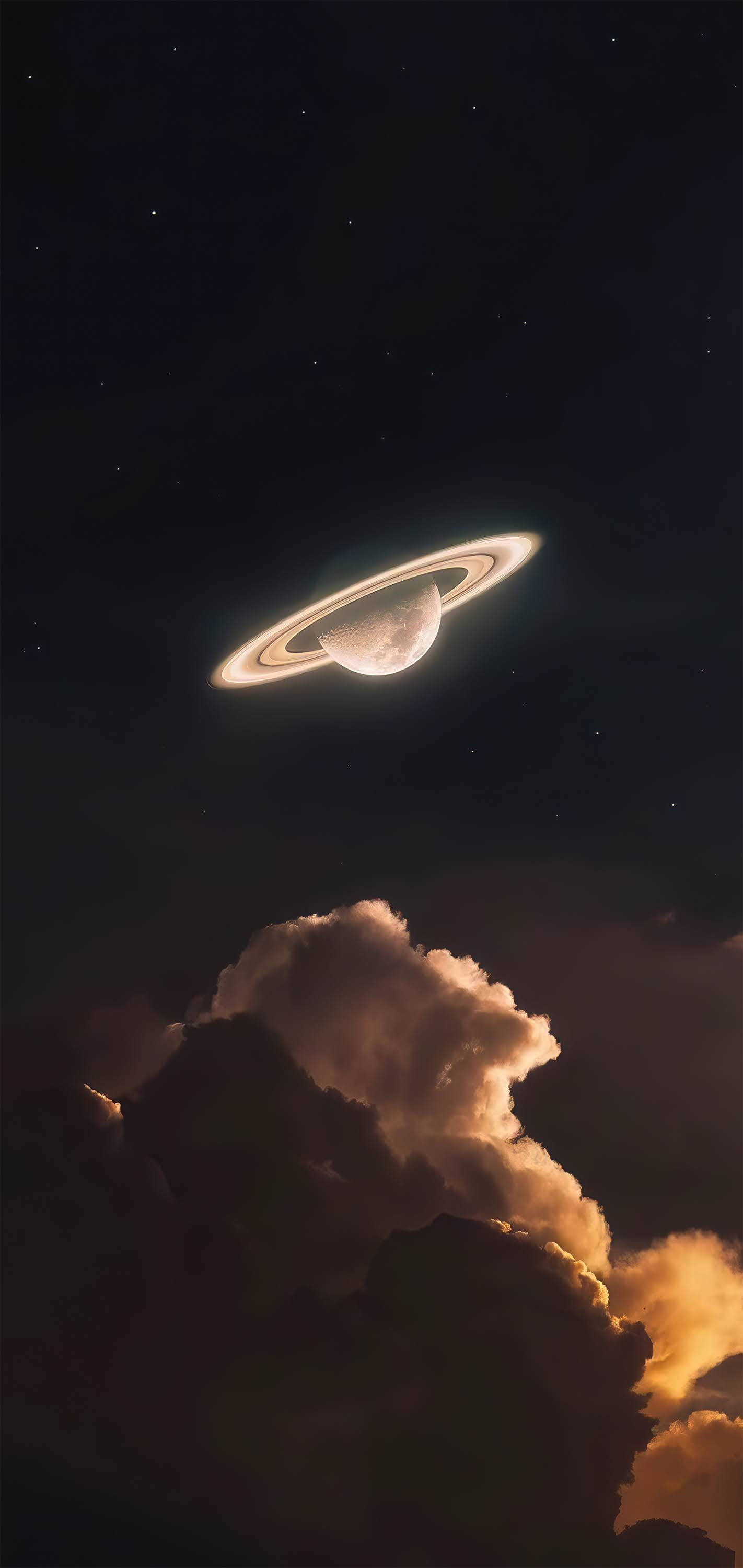 土星 桌布 壁紙 — 一顆發光的環狀行星懸浮在戲劇性的金色雲層之上，背景是繁星點點的夜空。
