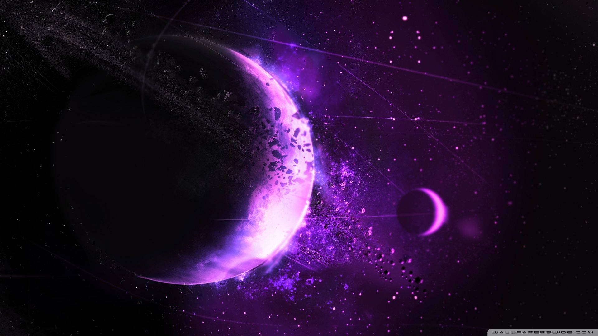 土星 桌布 壁紙 — 一顆發光的紫色行星，伴隨著新月和宇宙碎片，在星空中旋轉。