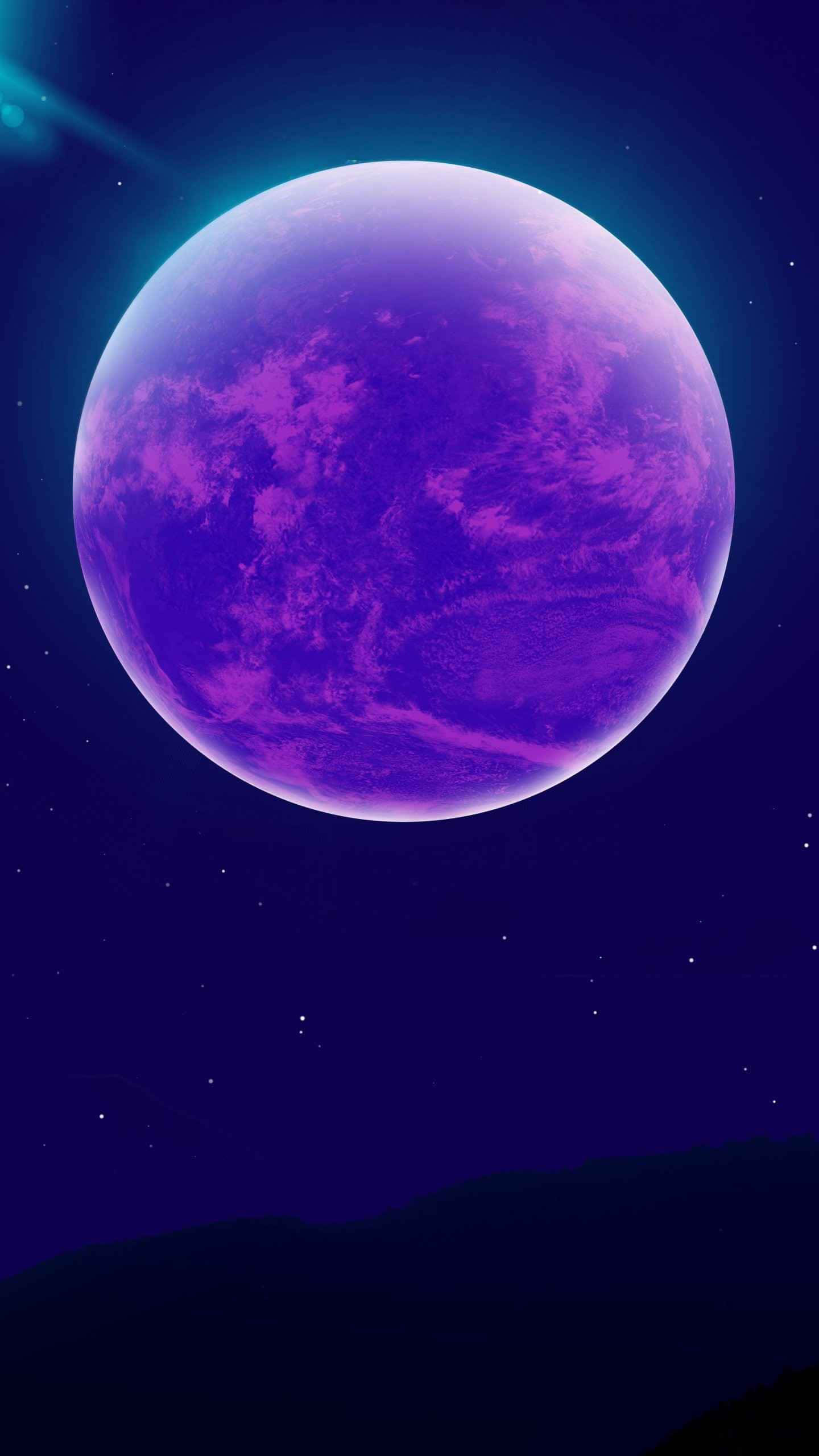 月光 桌布 壁紙 — 一顆發光的紫色行星，帶有旋轉的雲層，主宰著黑暗輪廓山丘上方的星空夜空。