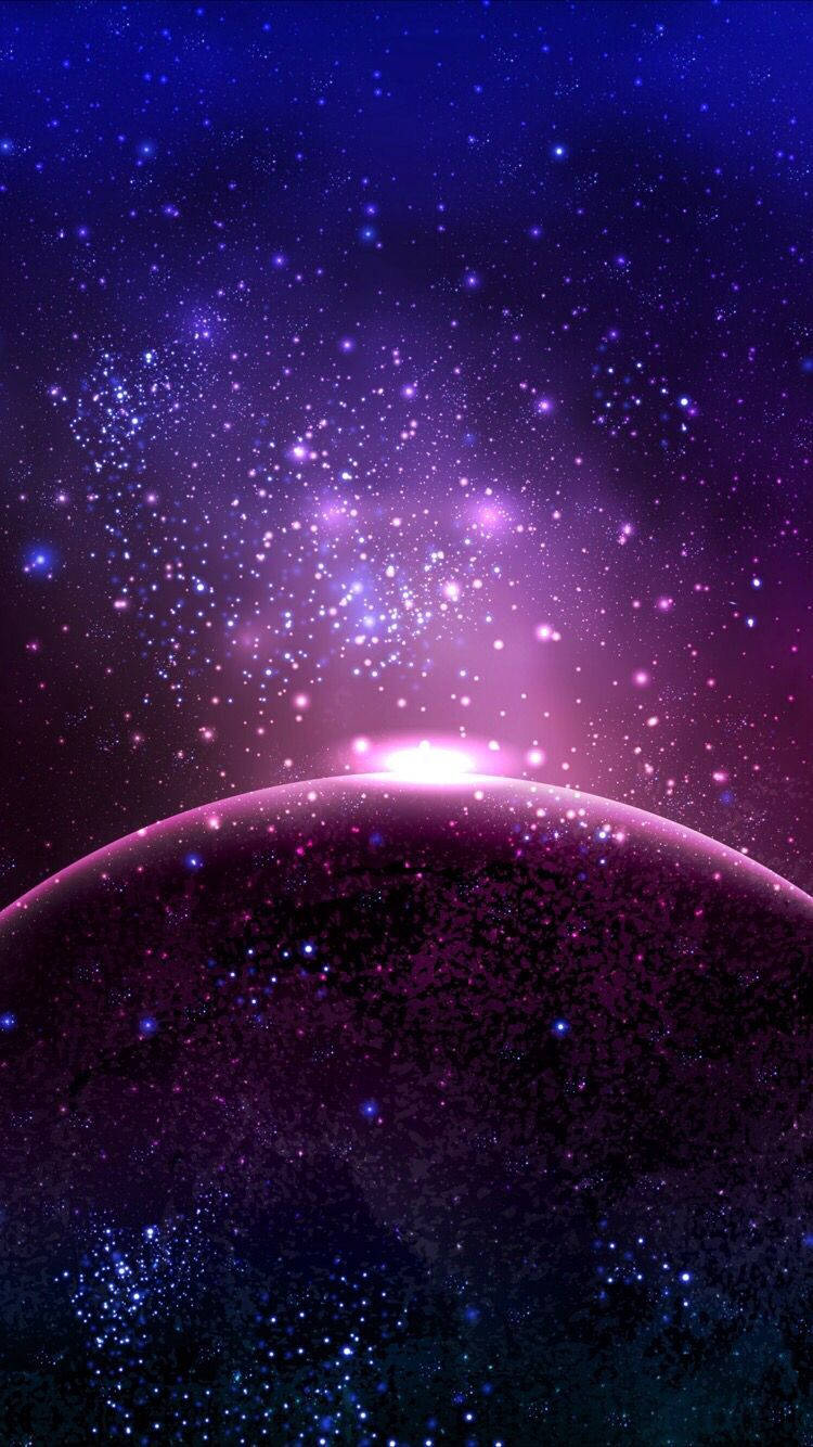 太空 iPhone 桌布 壁紙 — 一顆發光的紫色行星在星空中升起，伴隨著燦爛的宇宙塵埃和鮮豔的星雲。