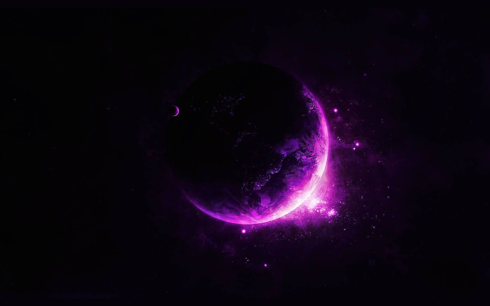 Crescent Moon 桌布 壁紙 — 一顆發光的紫色行星帶有新月，在繁星點點的宇宙虛空中運行，伴隨著輻射能量爆發。