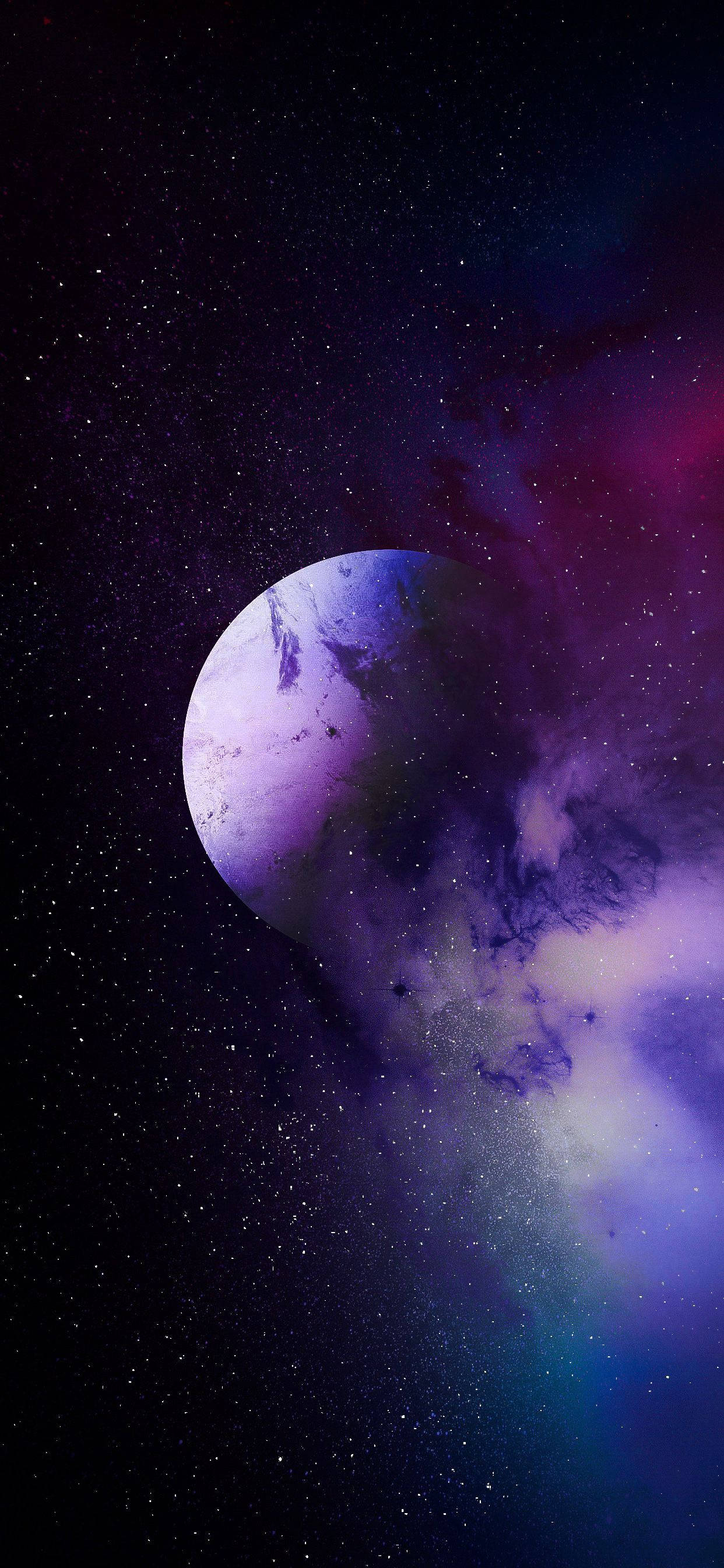 太空 iPhone 桌布 壁紙 — 一顆發光的紫色行星漂浮在充滿恆星和旋轉宇宙塵埃的充滿活力的宇宙星雲中。