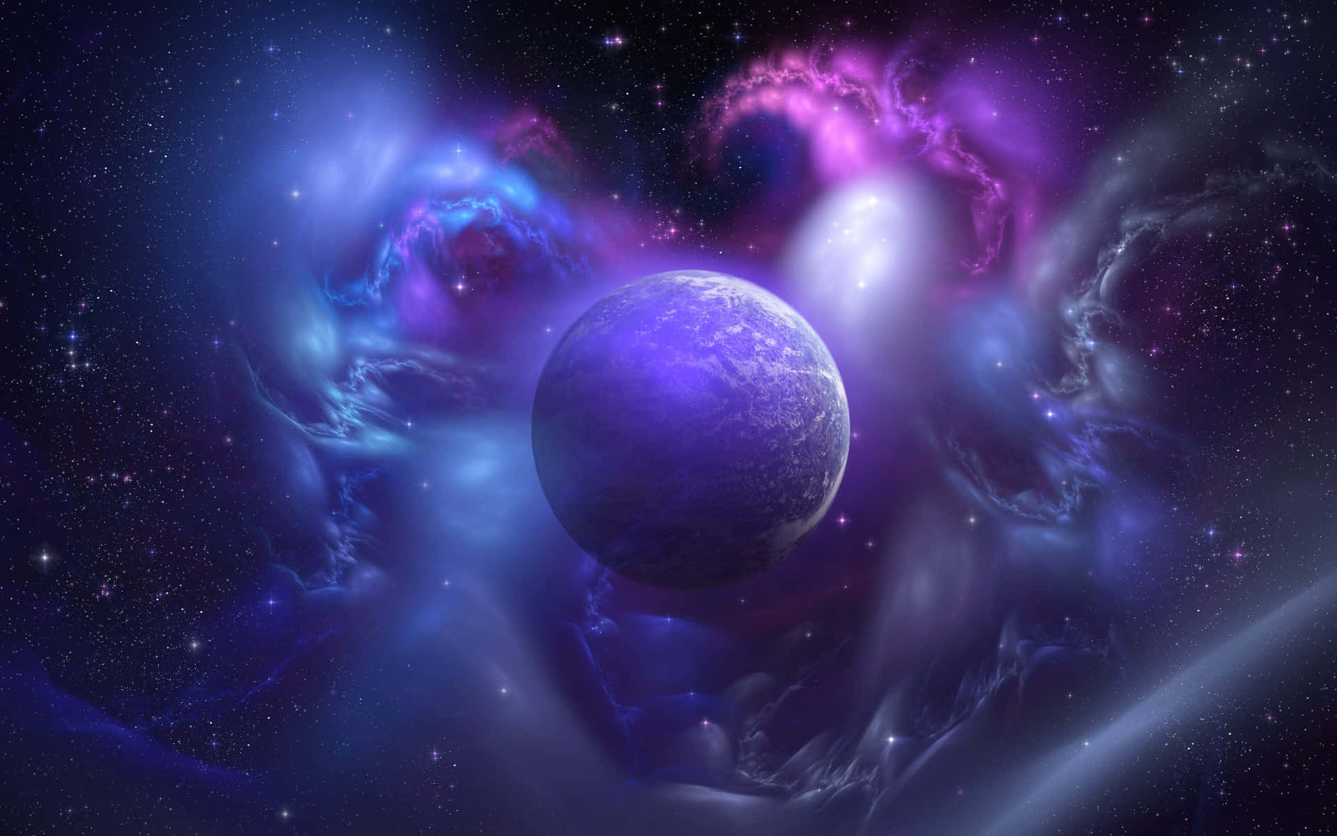 Planetary Nebula 桌布 壁紙 — 一顆發光的紫色行星漂浮在藍色和粉紅色漩渦狀的宇宙星雲中，背景是繁星點點的虛空。