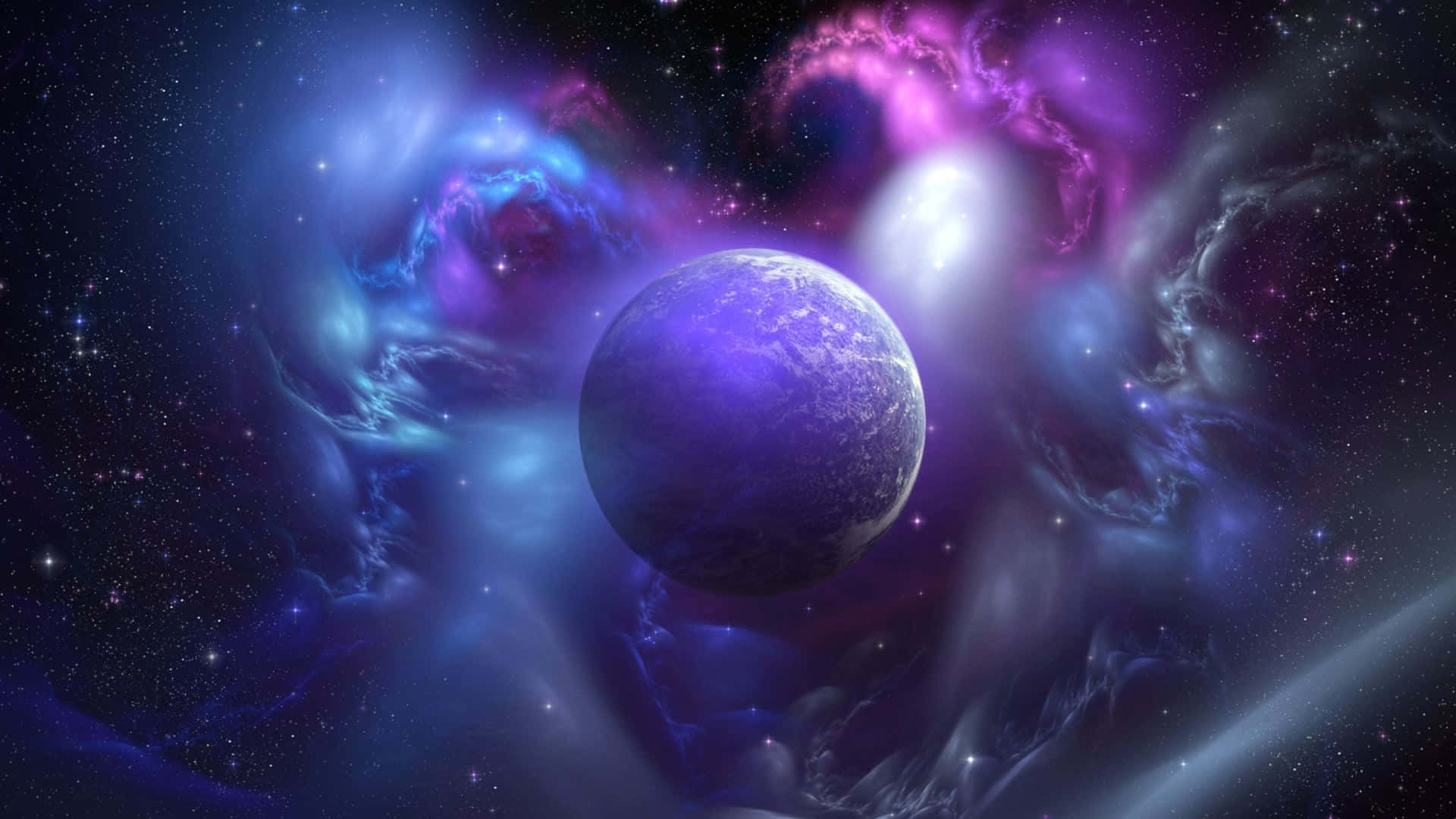 星雲 桌布 壁紙 — 一顆發光的紫色行星漂浮在藍色和粉紅色漩渦狀的宇宙星雲中，背景是繁星點點的夜空。