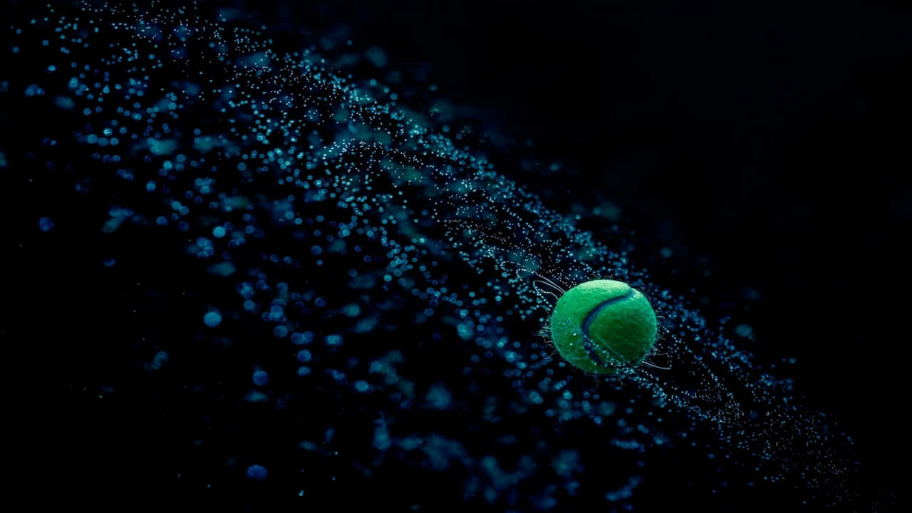 720p Tennis 桌布 壁紙 — 一顆發光的綠色網球在深邃的黑色虛空中留下一道閃爍的藍色粒子軌跡。