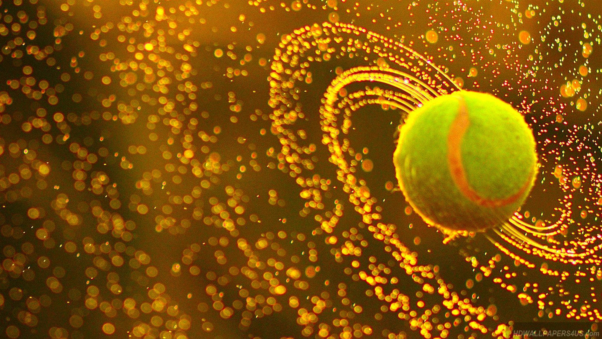 Tennis 桌布 壁紙 — 一顆發光的綠色網球穿過金色散景星系，帶有閃爍的粒子。