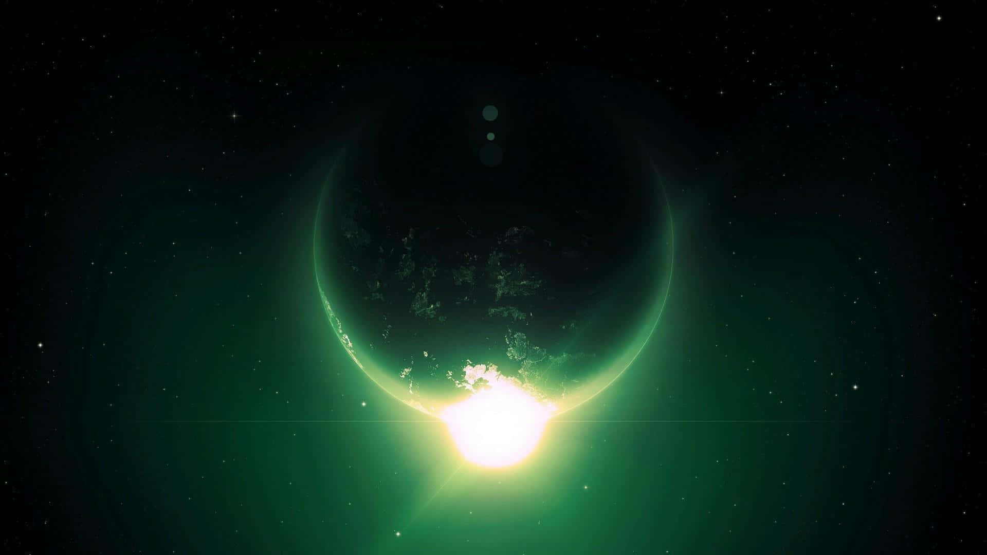 Green Galaxy 桌布 壁紙 — 一顆發光的綠色行星在星光熠熠的宇宙背景下，伴隨著鏡頭光暈，遮擋住一顆光芒四射的太陽。