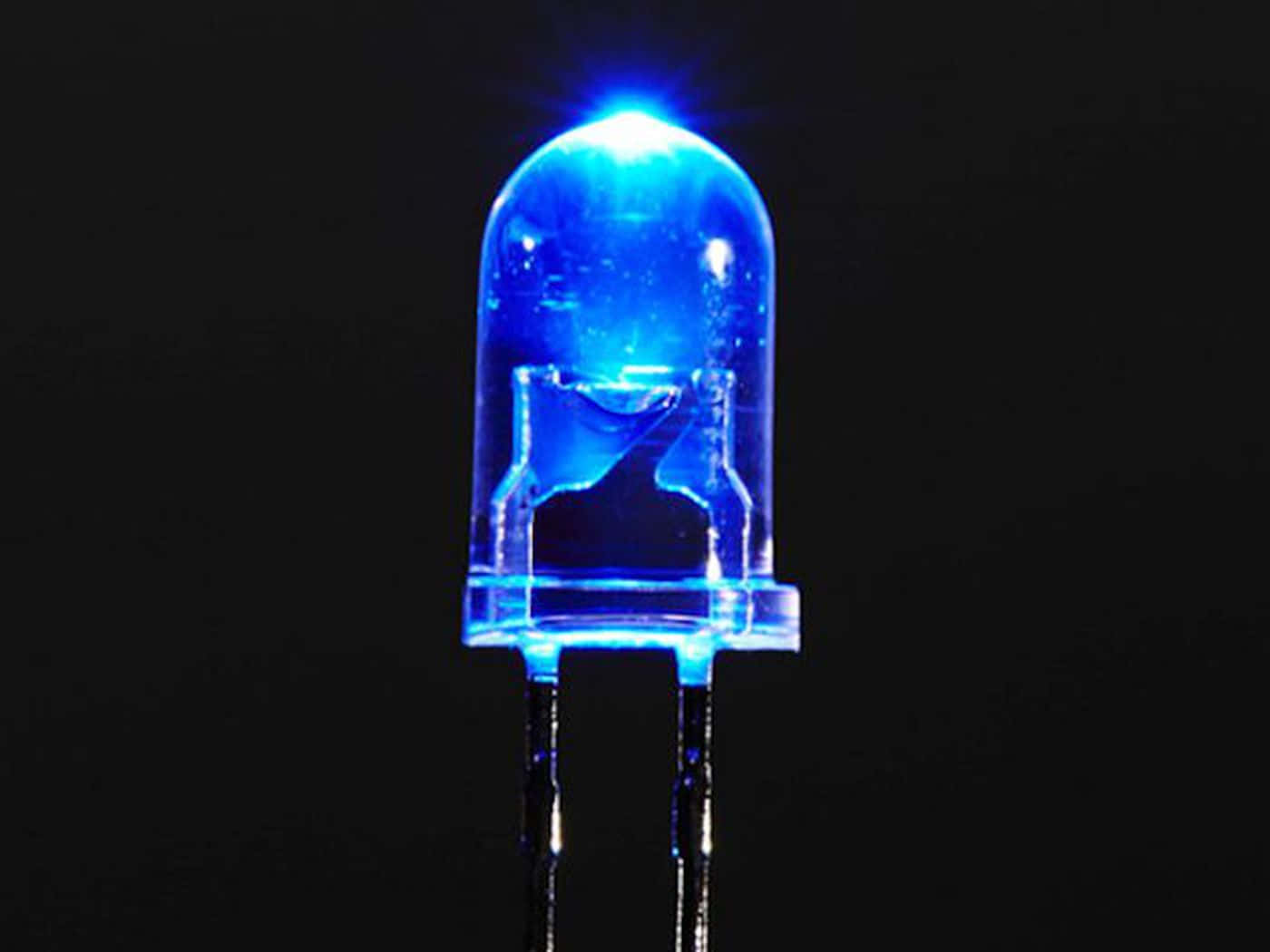 Blue Light 桌布 壁紙 — 一顆發光的藍色LED燈泡在純黑背景上發出明亮光線，金屬引腳清晰可見。