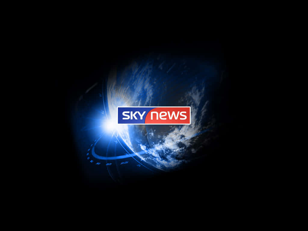 高清 桌布 壁紙 — 一顆發光的藍色地球，中央有Sky News標誌，背景為黑色太空。