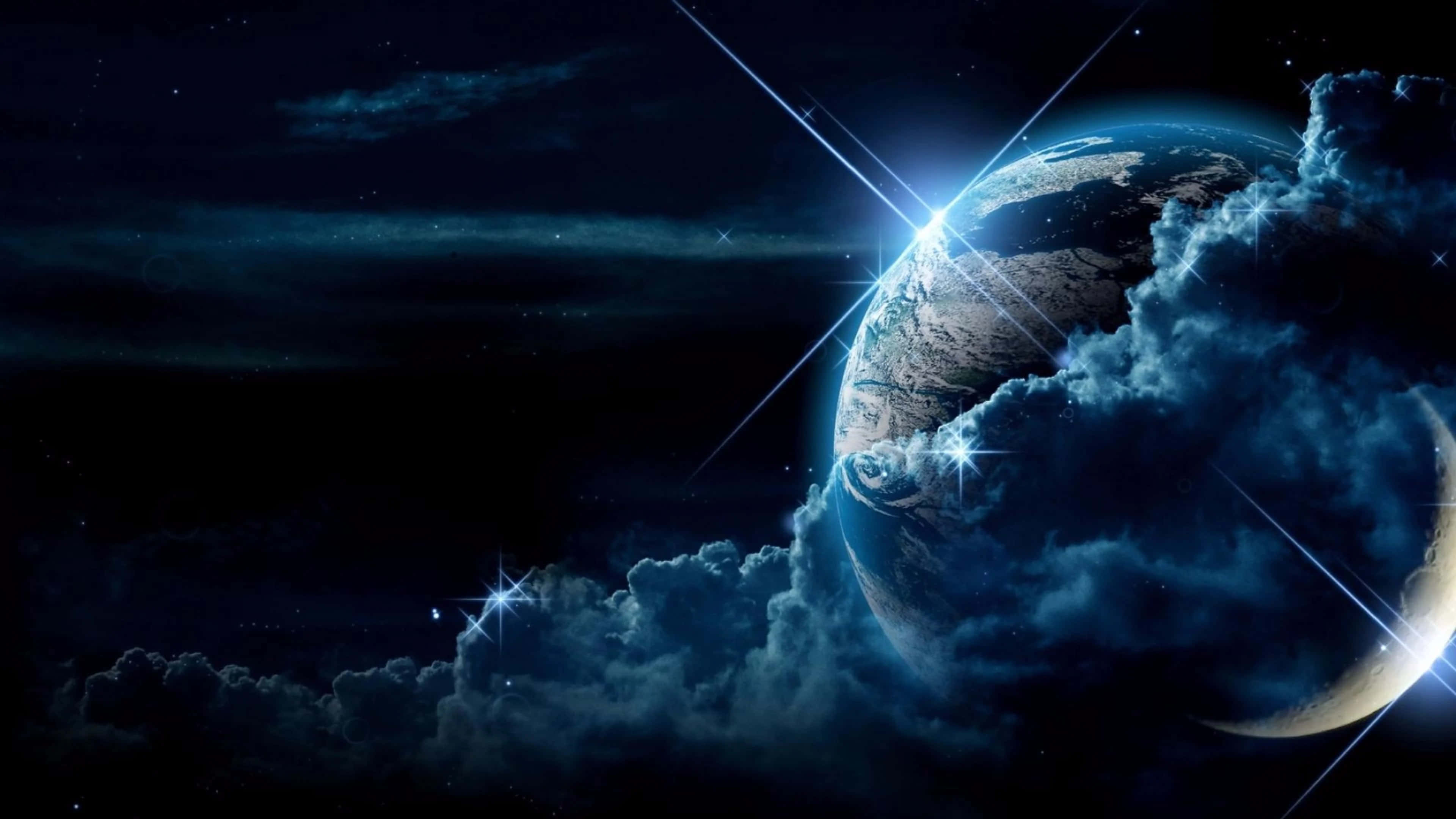 雲朵 桌布 壁紙 — 一顆發光的藍色地球從旋轉的宇宙雲層中浮現，在繁星點點的夜空下，伴隨著耀眼的光束。