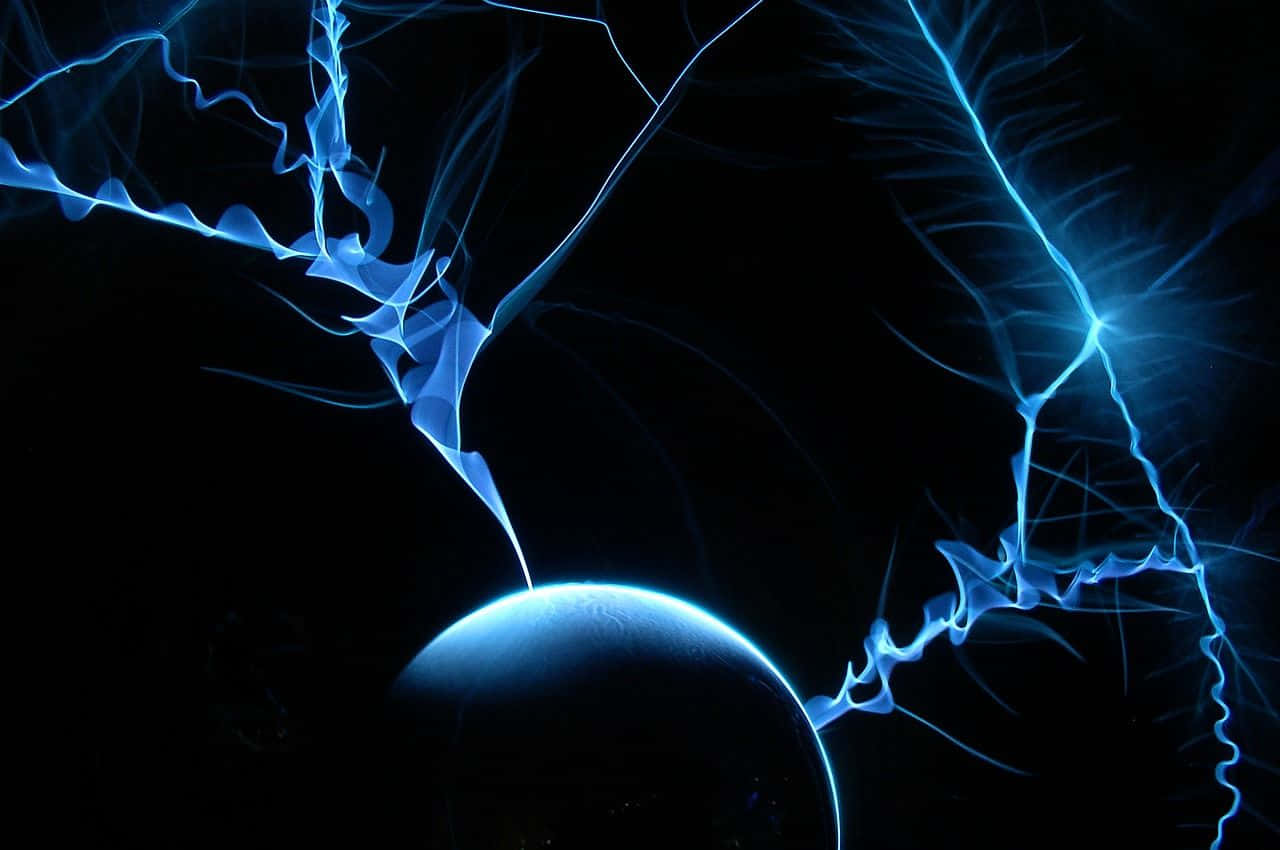 電力 桌布 壁紙 — 一顆發光的藍色行星，被複雜的電漿觸手環繞，背景是黑色虛空。
