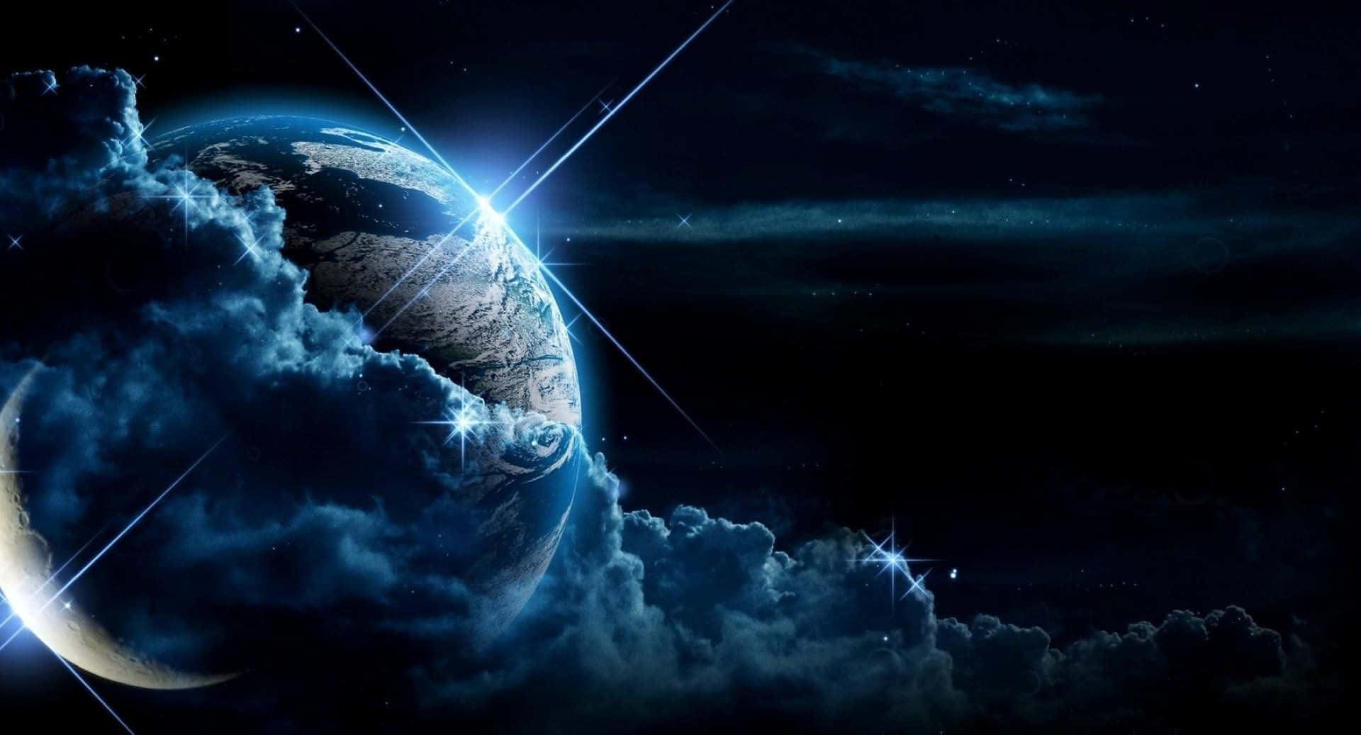 酷炫太空 桌布 壁紙 — 一顆發光的藍色行星，部分被旋轉的雲層遮蔽，在星光燦爛的宇宙天空下，伴隨著耀眼的光束。
