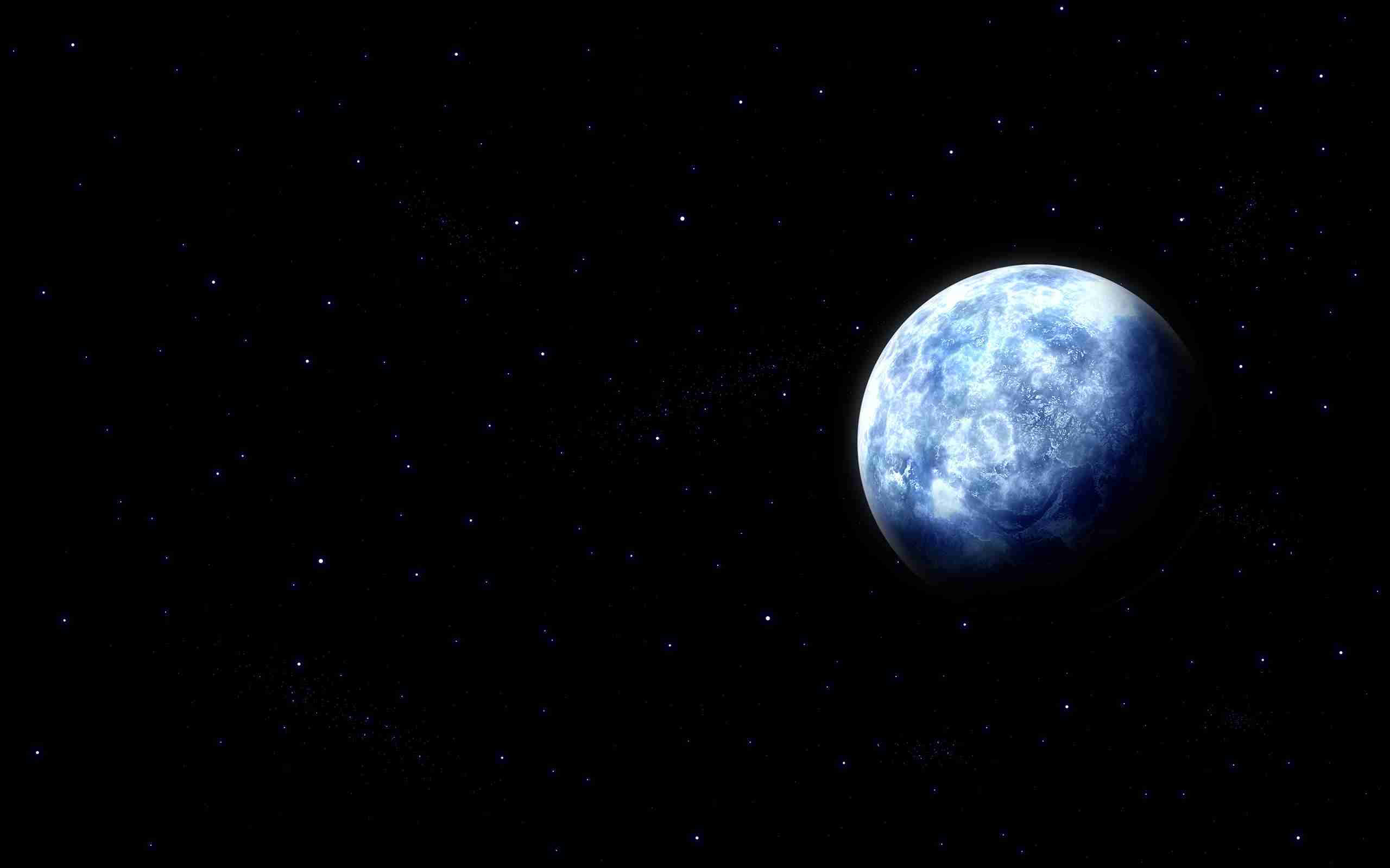 Stars Computer 桌布 壁紙 — 一顆發光的藍色行星帶著旋轉的雲層，寧靜地漂浮在佈滿星辰的宇宙虛空中。