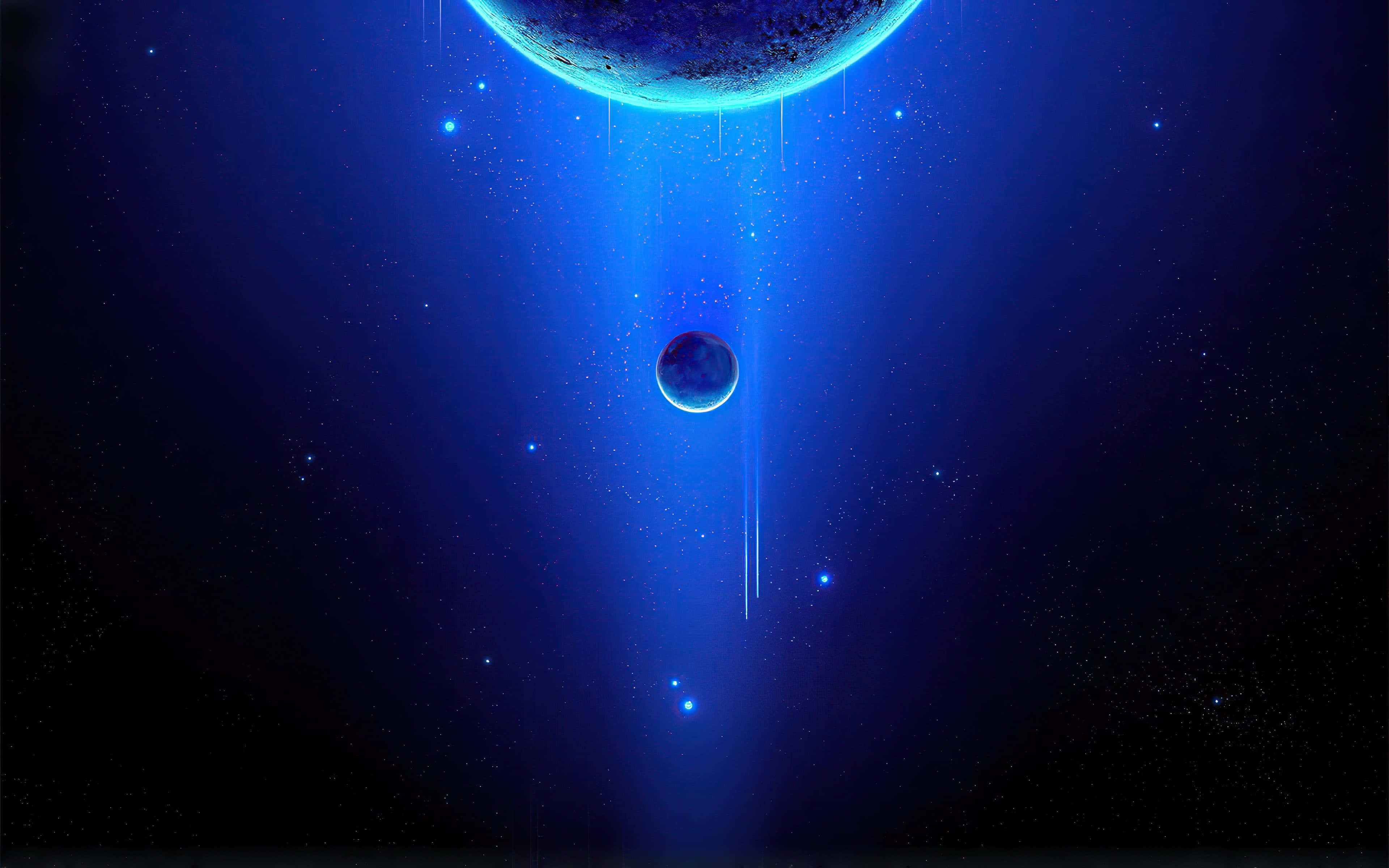 宇宙 桌布 壁紙 — 一顆發光的藍色行星懸掛在一個較小的天體上方，光芒四射的光束和星星照亮了宇宙虛空。
