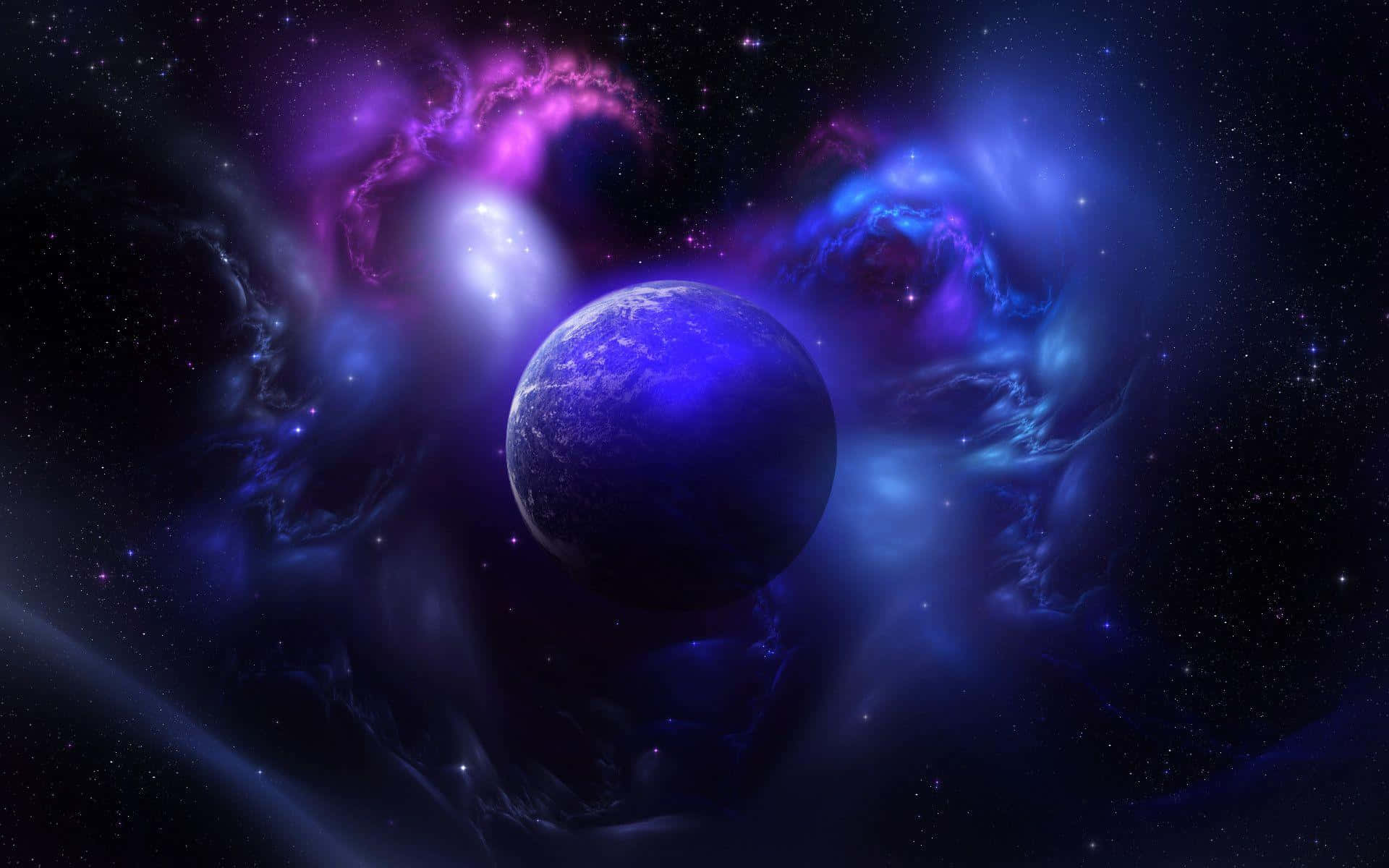 史詩 桌布 壁紙 — 一顆發光的藍色行星漂浮在旋轉的紫色和藍色宇宙星雲中，背景是繁星點點的夜空。