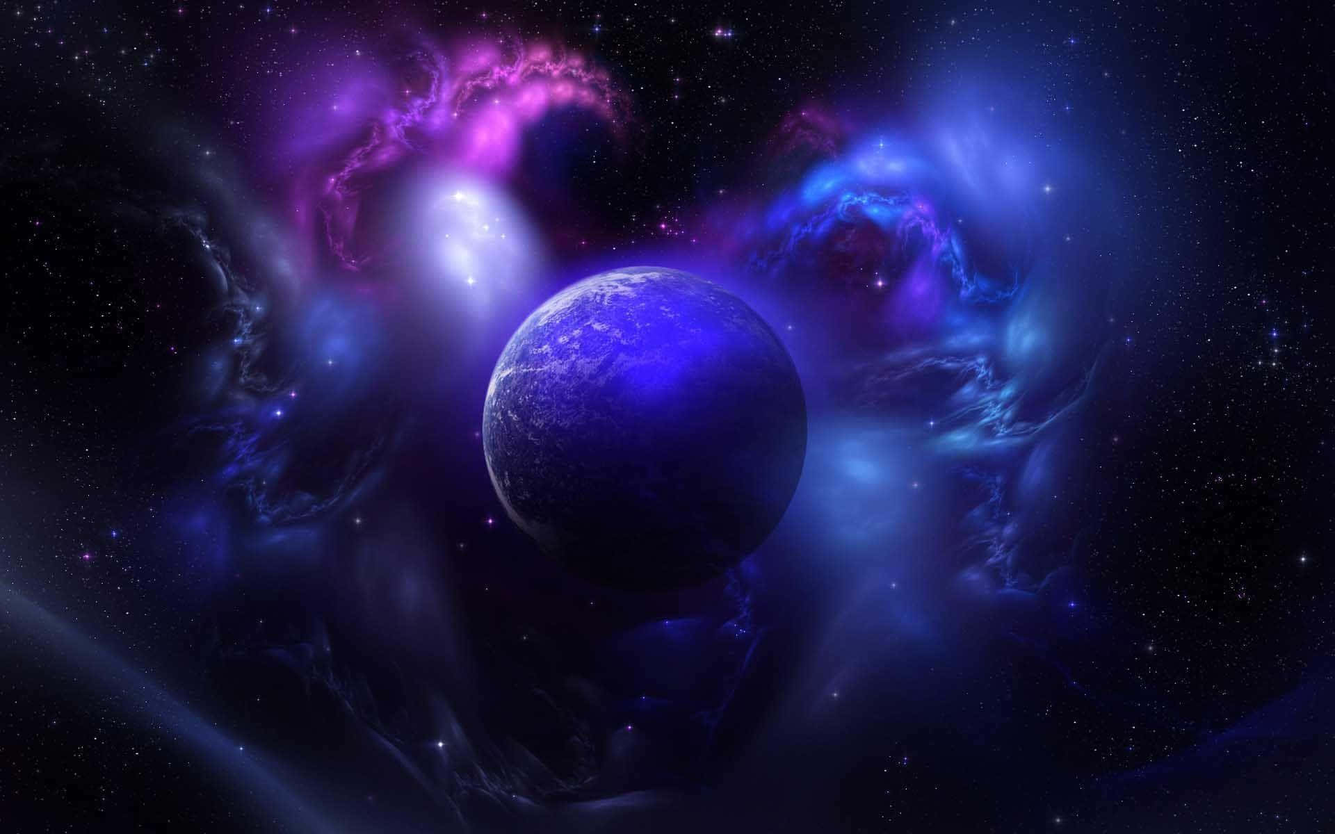 宇宙 桌布 壁紙 — 一顆發光的藍色行星漂浮在旋轉的紫色和藍色宇宙星雲中，背景是繁星點點的夜空。