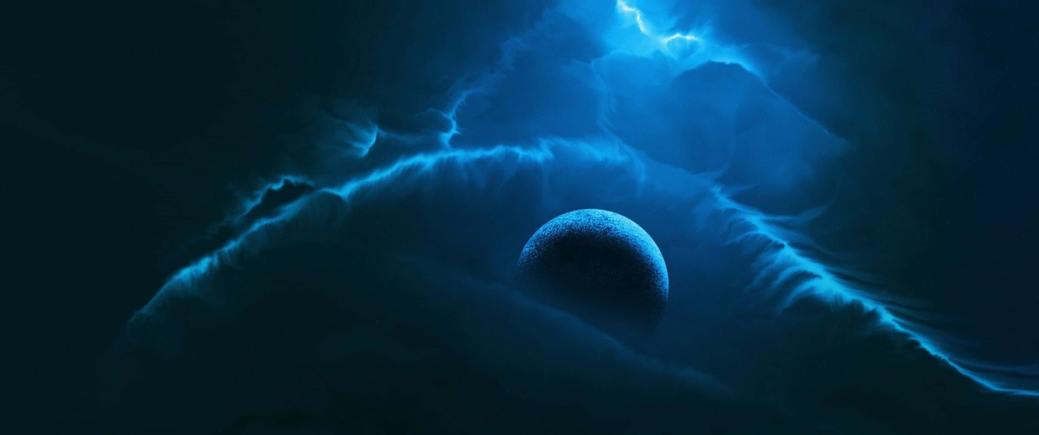 Blue Space 桌布 壁紙 — 一顆發光的藍色行星漂浮在風暴天空下旋轉的宇宙雲層中。