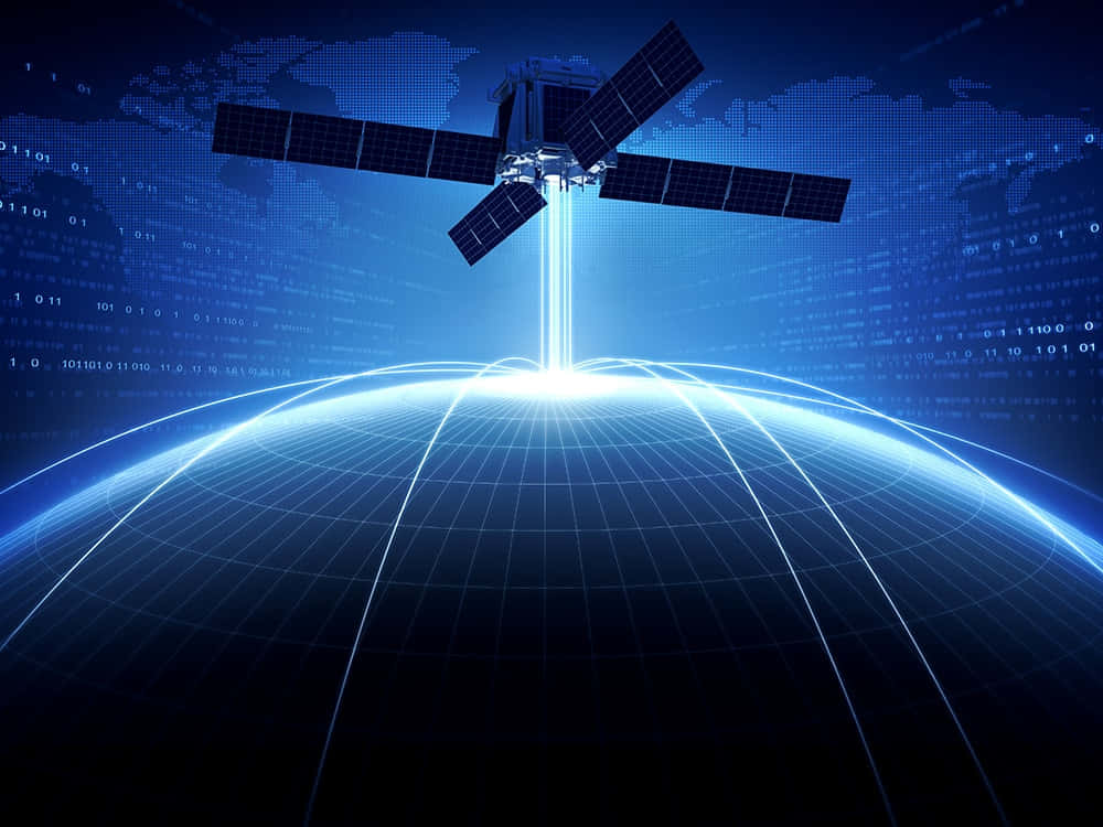 Satellite Technology 桌布 壁紙 — 一顆發光的衛星懸浮在藍色數位地球上方，在二進制代碼和世界地圖的背景下發出明亮的光束。